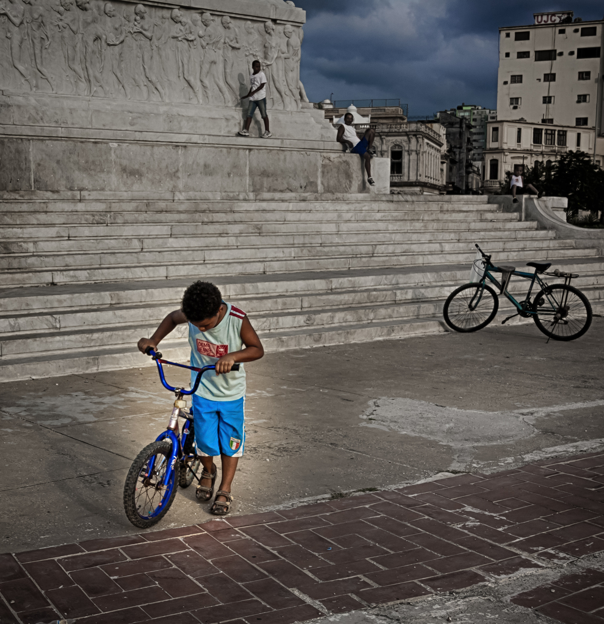 Canon EOS 50D sample photo. Niños juagando en la habana photography