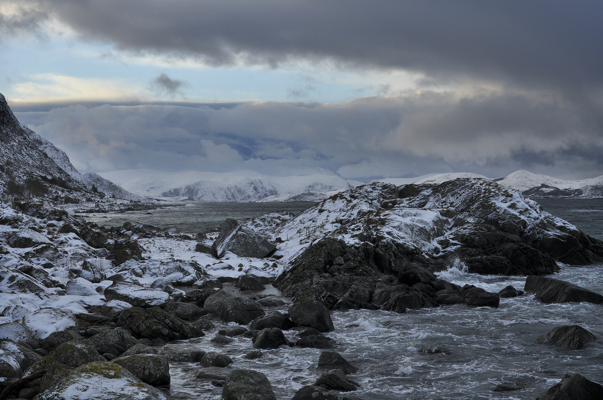 Nikon D90 + Nikon AF Nikkor 35mm F2D sample photo. Messy rocks photography