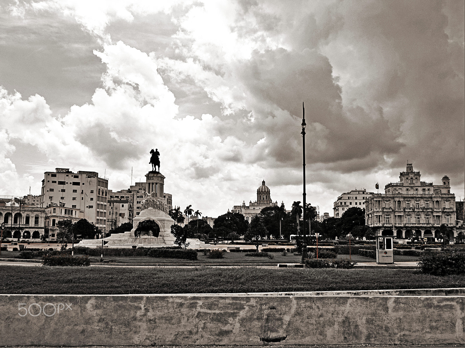 Sony DSC-W650 sample photo. La habana black and white photography