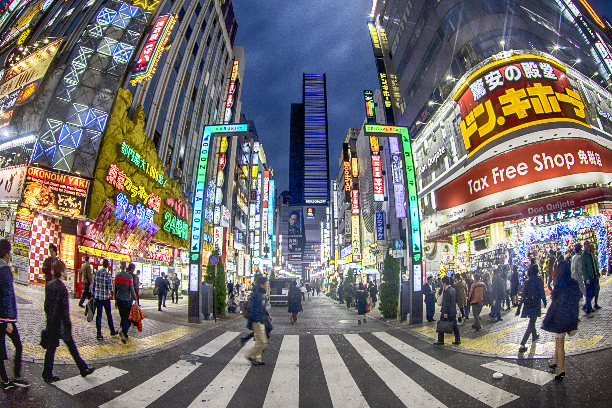 Canon EF 8-15mm F4L Fisheye USM sample photo. Shinjuku photography