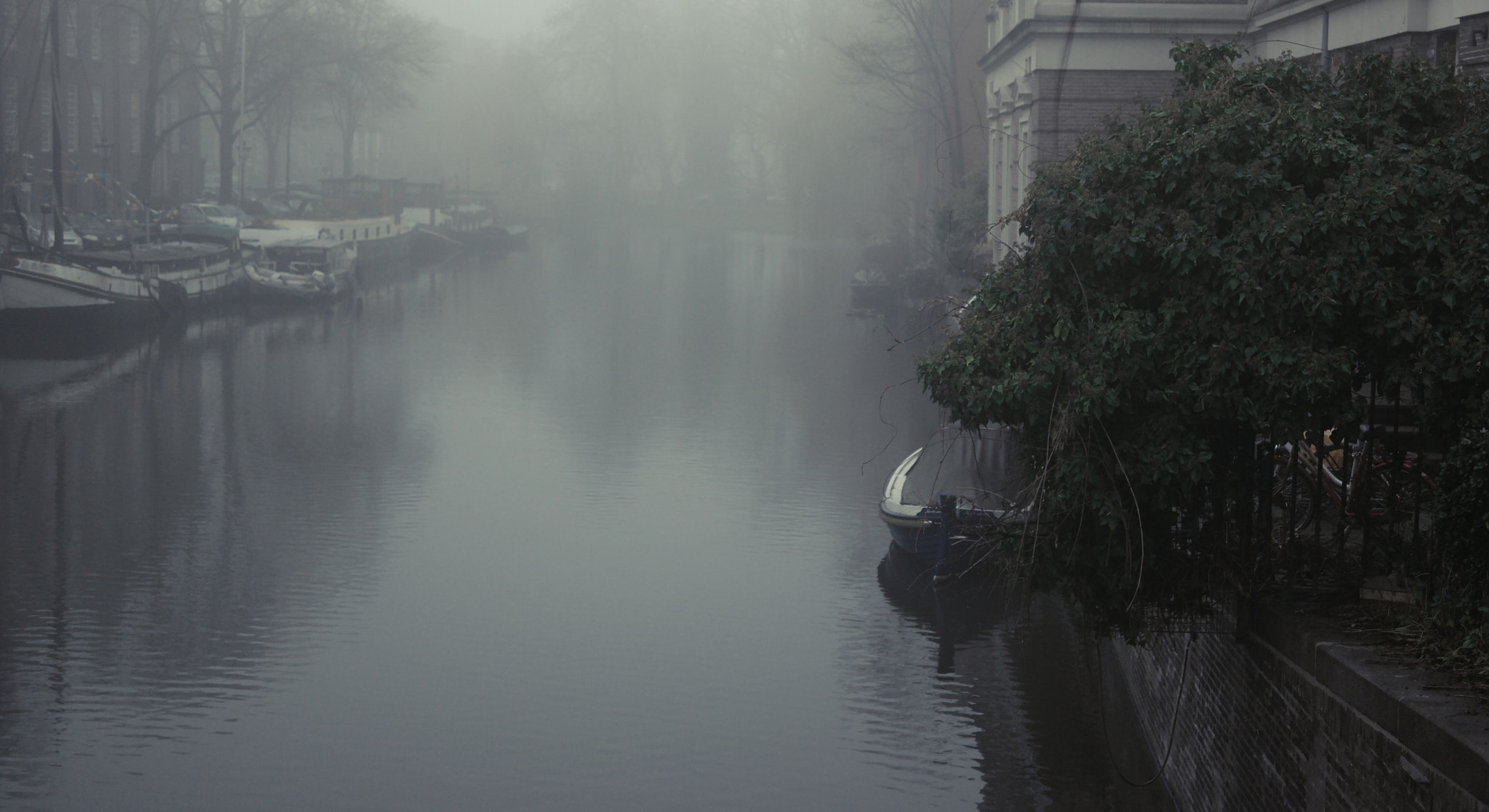 Samsung NX1 + NX 30mm F2 sample photo. On a boat photography