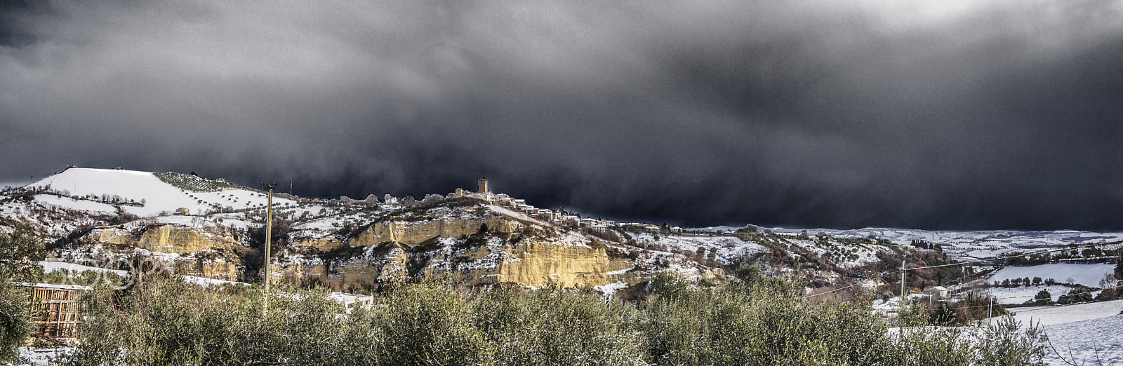Olympus OM-D E-M10 + LUMIX G 20/F1.7 II sample photo. Abruzzo's snow photography