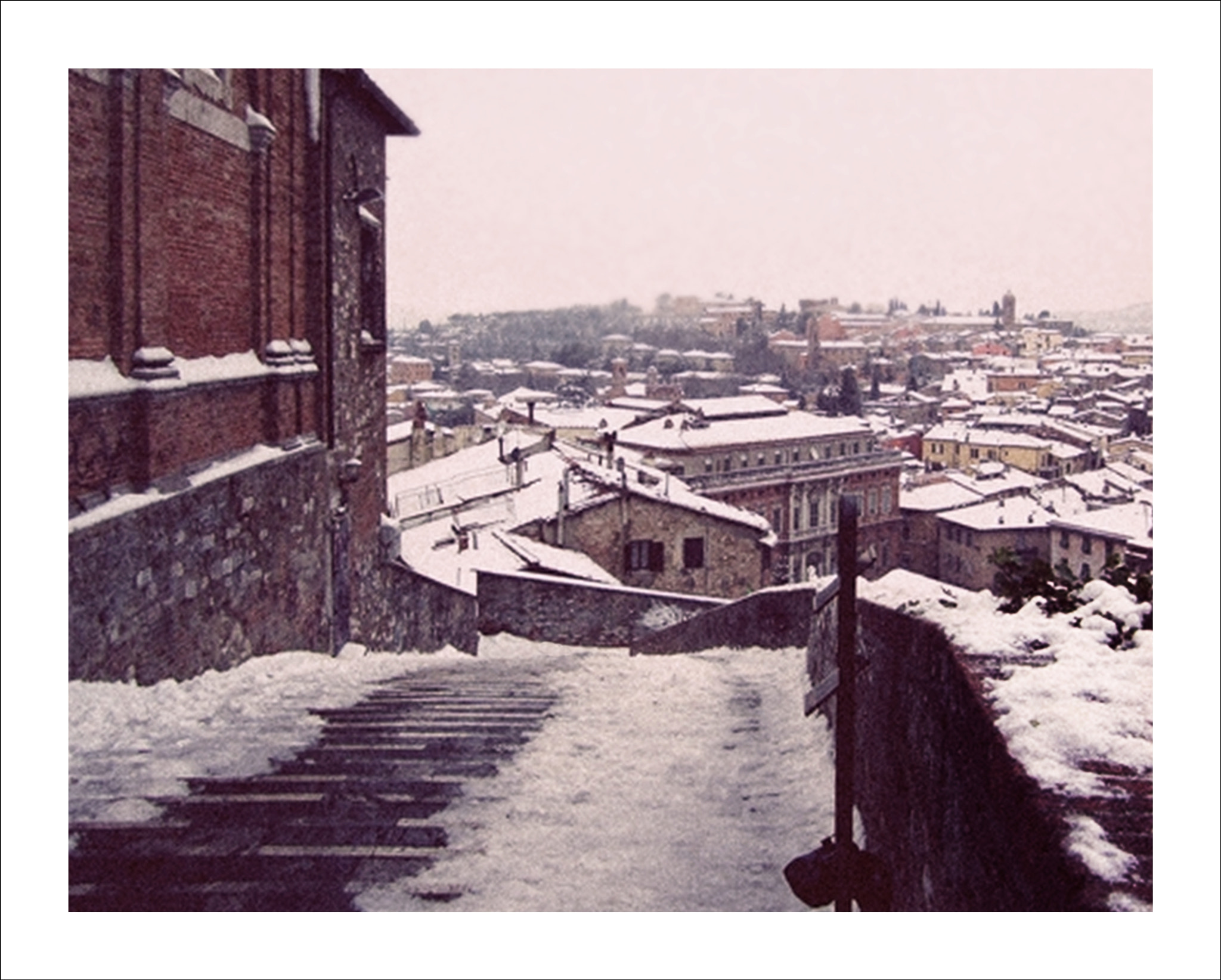 Canon PowerShot ELPH 100 HS (IXUS 115 HS / IXY 210F) sample photo. Perugia - porta sole. photography