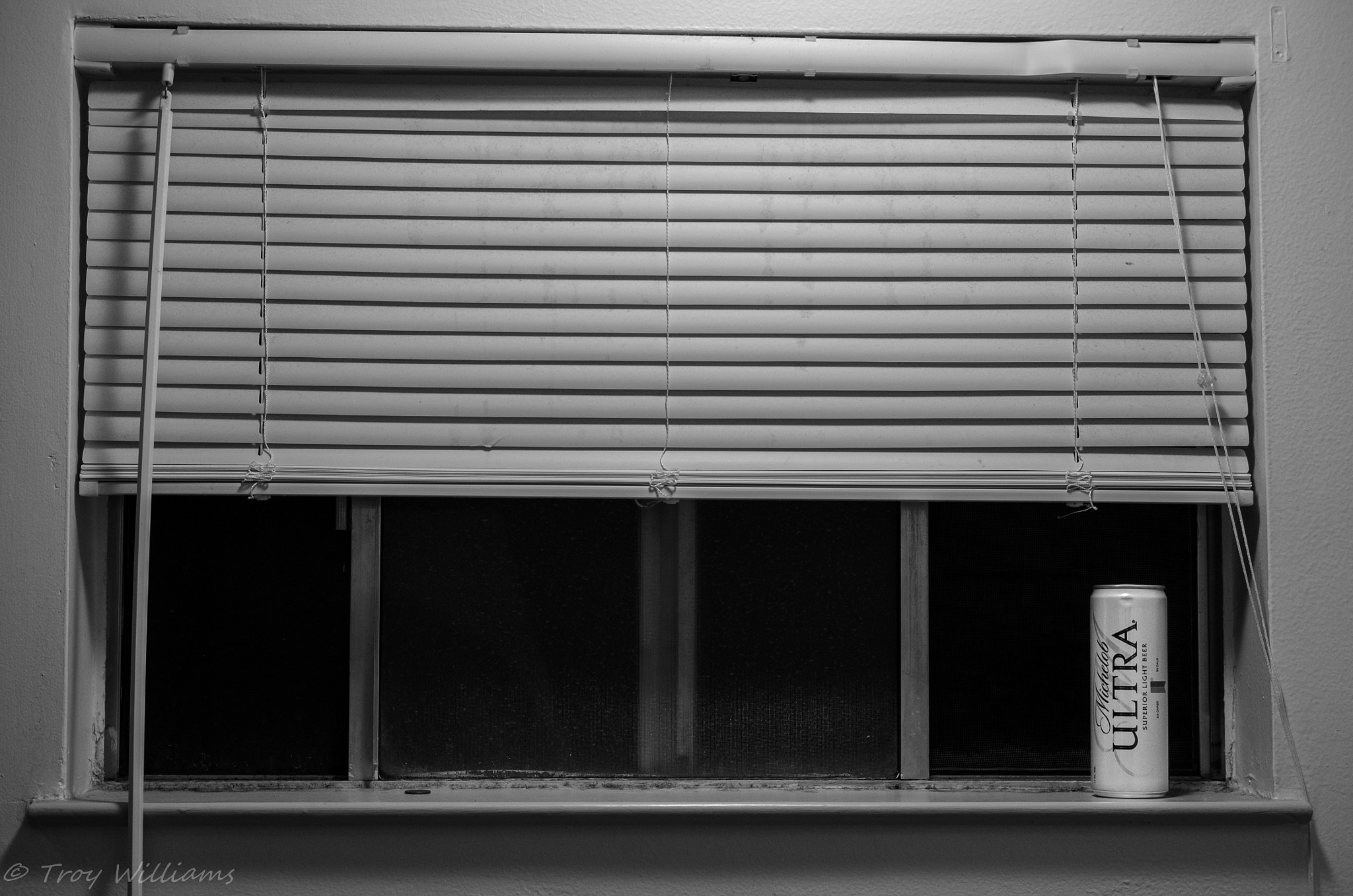 Fujifilm X-Pro1 sample photo. Beer in the window photography