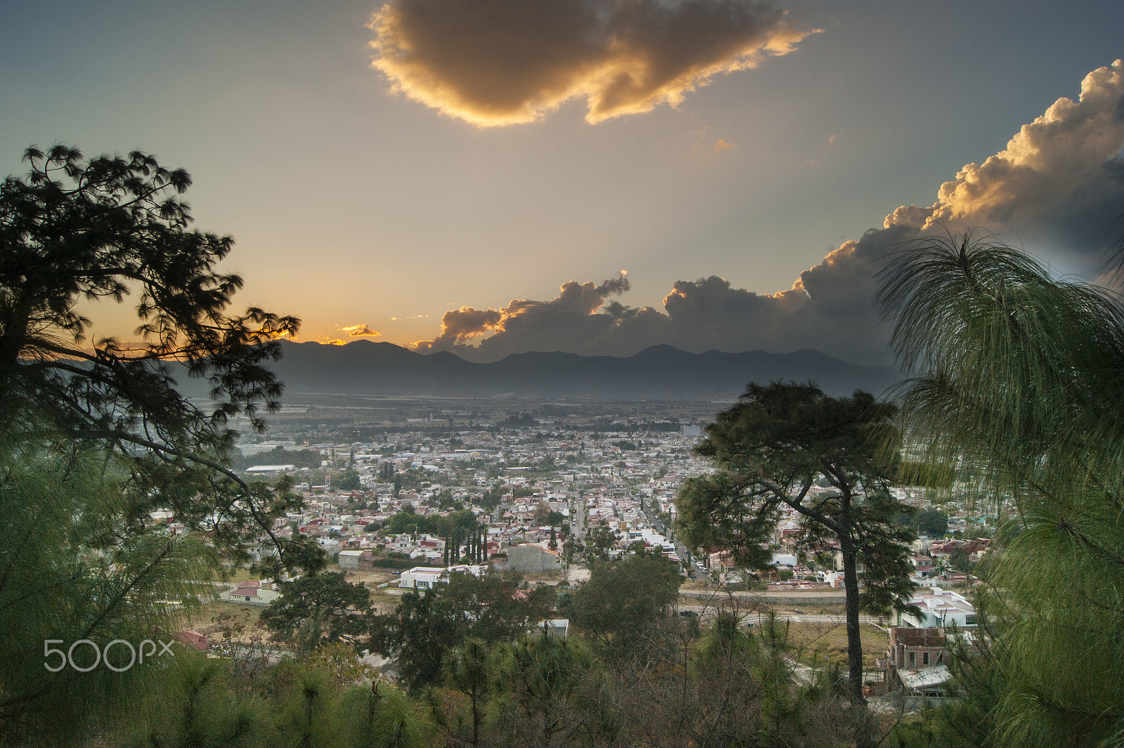 Sony Alpha DSLR-A380 + Sony DT 18-55mm F3.5-5.6 SAM sample photo. Guzmán city evening photography