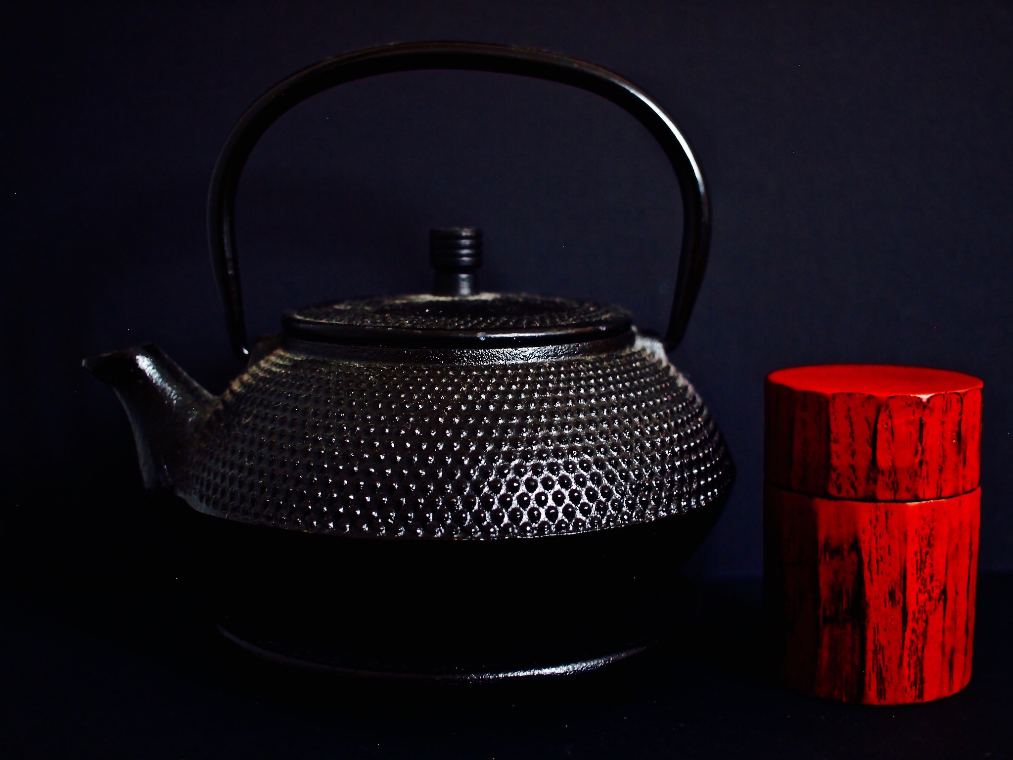 Olympus Zuiko Digital 25mm F2.8 Pancake sample photo. お鉄瓶 - cast iron teapot w/ お茶箱 - tea box photography