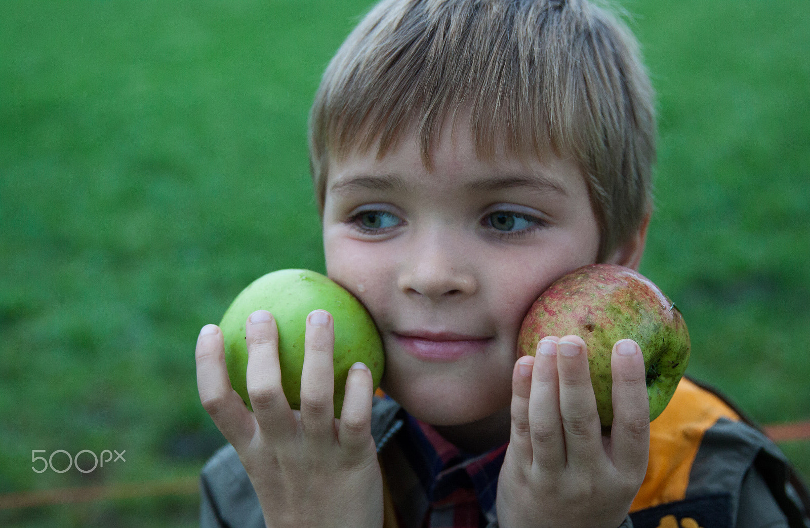 Canon EF 24-70mm F2.8L II USM sample photo. Young boy holding and eating apple, autumn garden photography