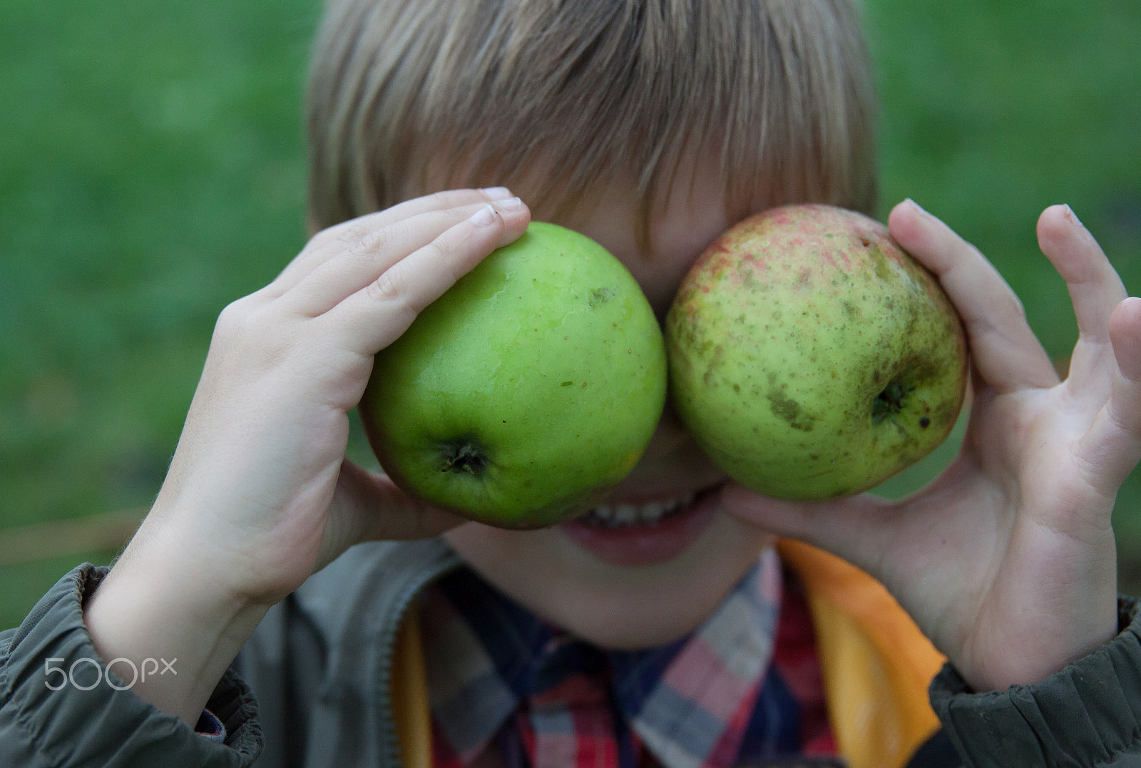 Canon EF 24-70mm F2.8L II USM sample photo. Young boy holding and eating apple, autumn garden photography