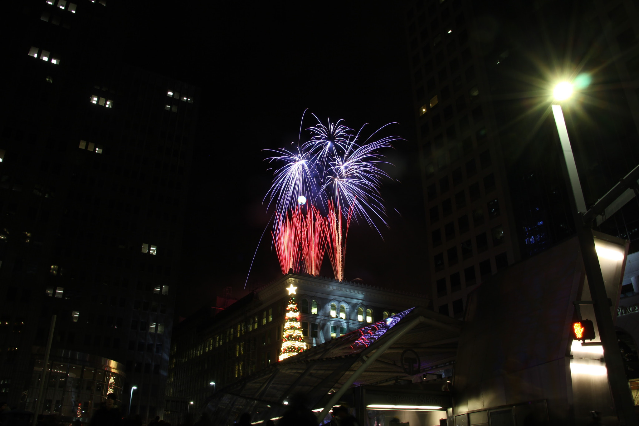 Canon EOS 600D (Rebel EOS T3i / EOS Kiss X5) sample photo. Fireworks on new years eve photography