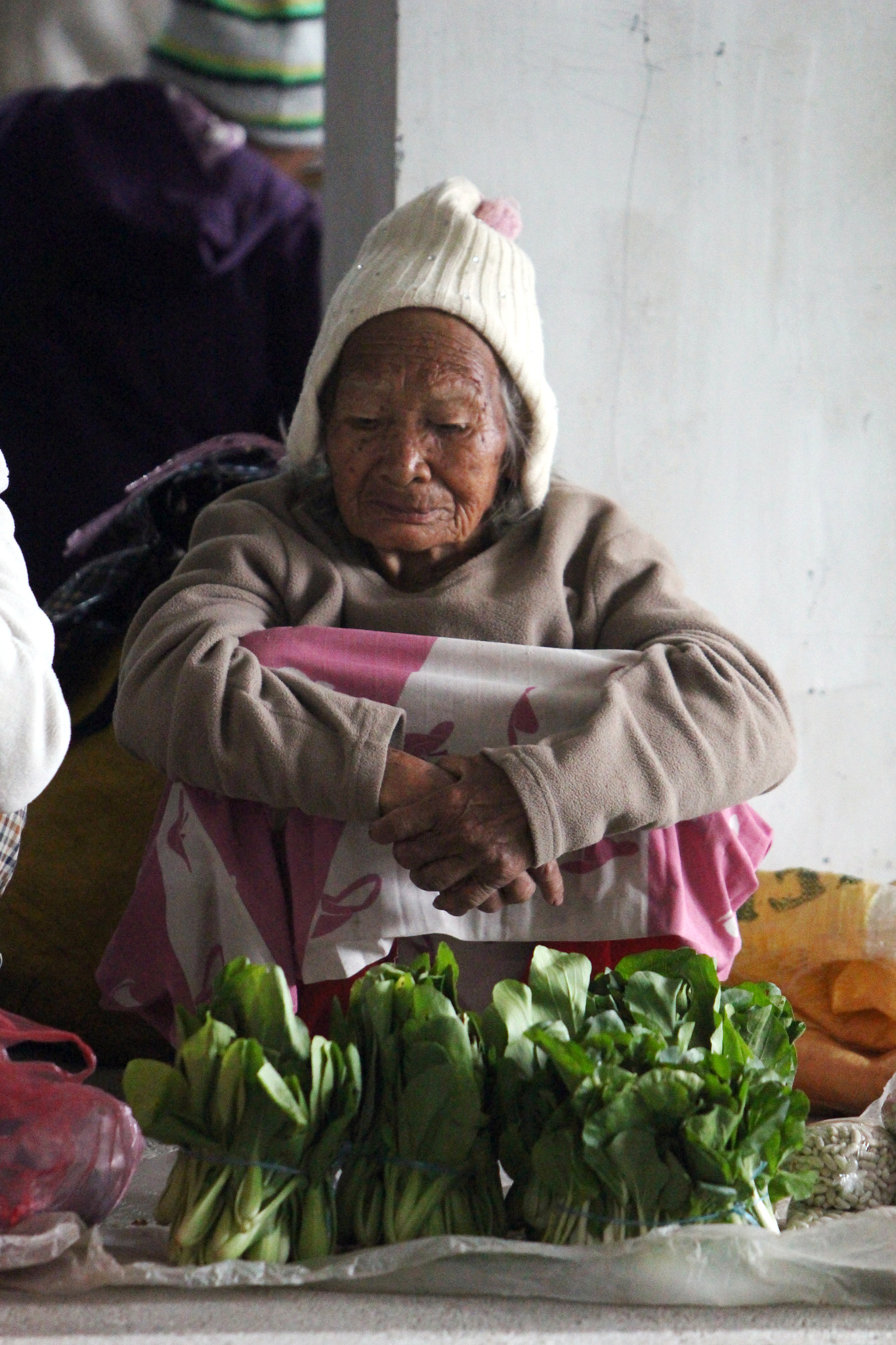 Canon EF 70-200mm F2.8L IS USM sample photo. Old woman vendor photography