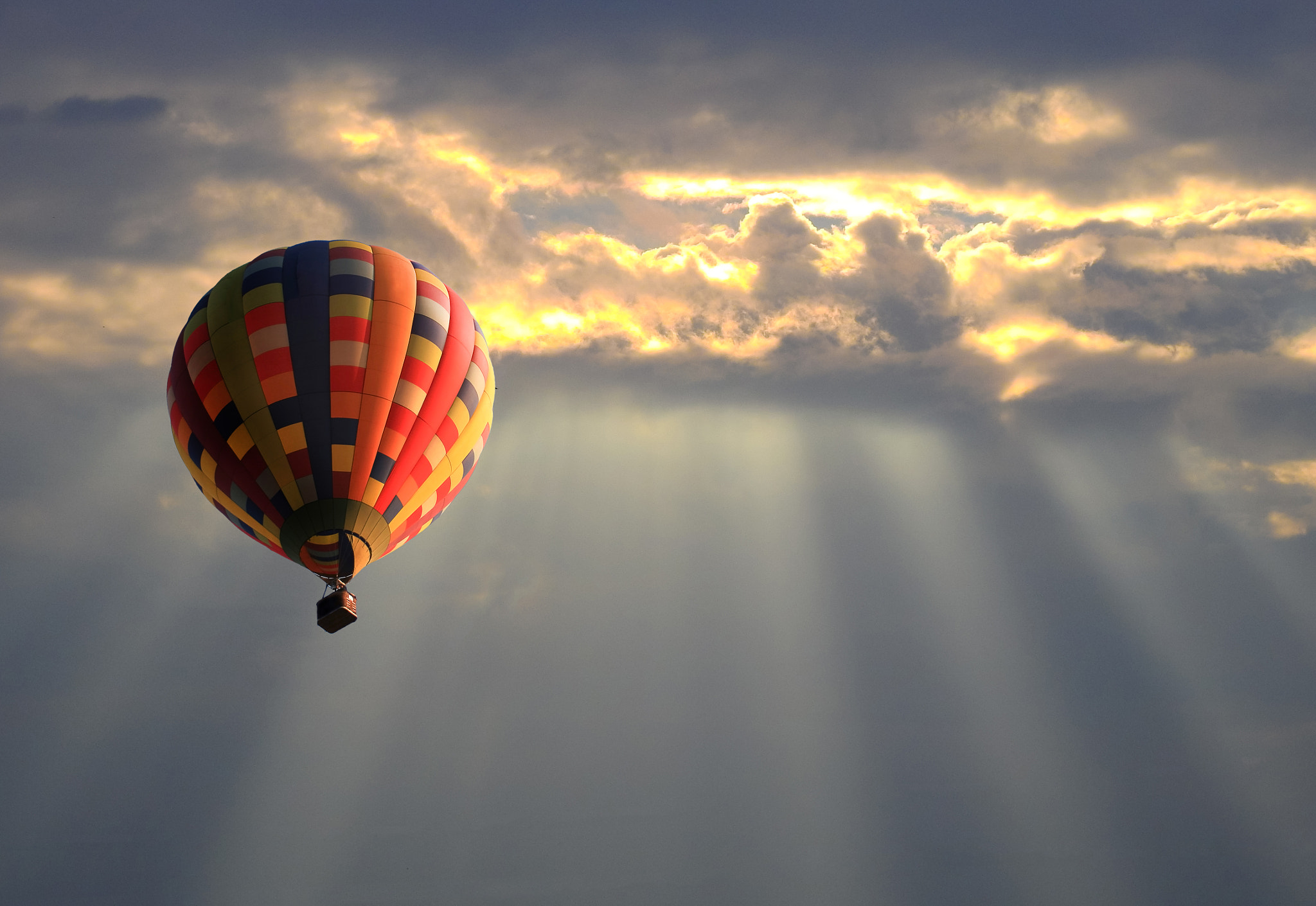 Canon EOS 400D (EOS Digital Rebel XTi / EOS Kiss Digital X) sample photo. Hot air balloon in the sunset sky photography