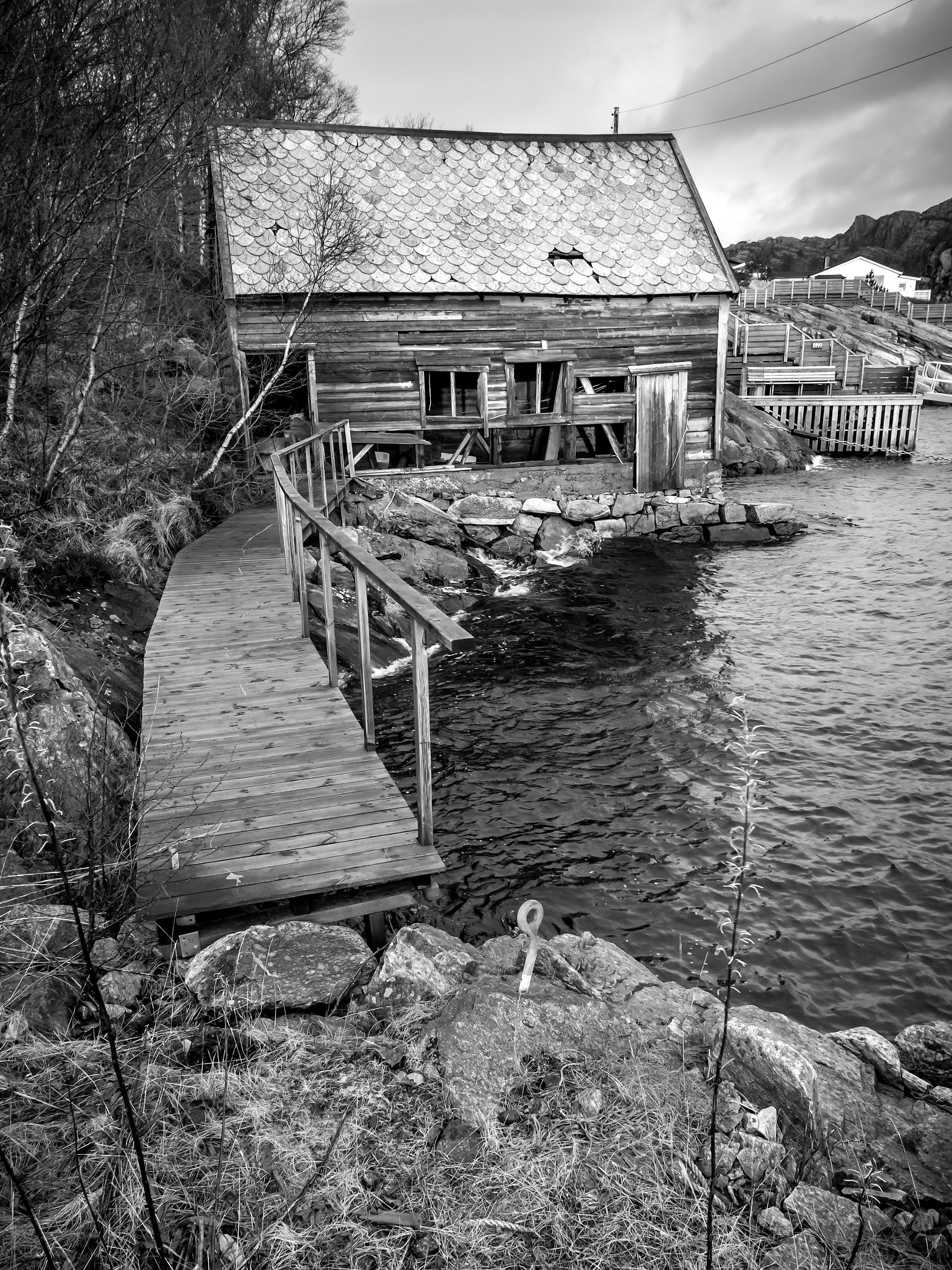 Samsung NX 16mm F2.4 Pancake sample photo. "the old boathouse" photography