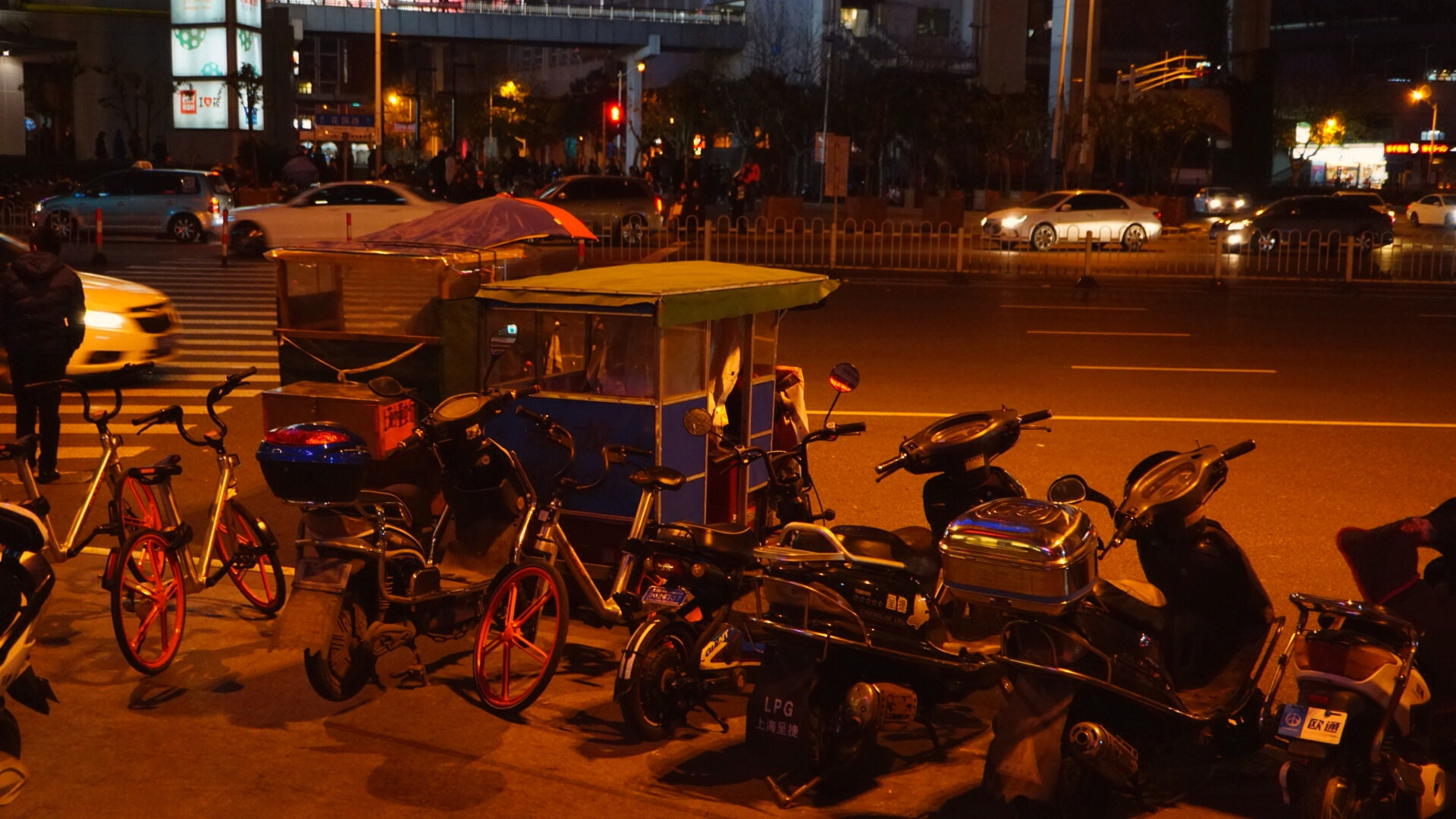 Sony a5100 sample photo. Shanghai three-wheeled taxi, illegal during the day, night is nobody's business photography