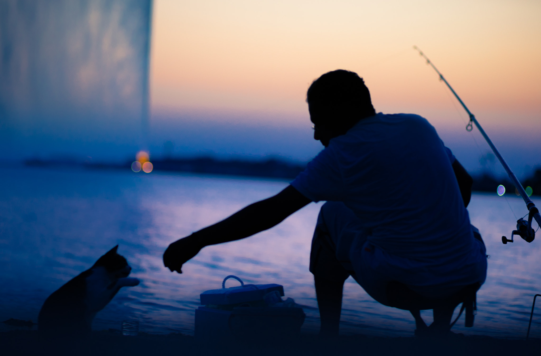 85mm F1.8 SSM sample photo. A generous fisherman photography