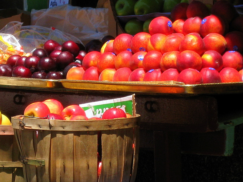 Canon POWERSHOT SD870 IS sample photo. Apples, castro street, san francisco, california 2008 photography