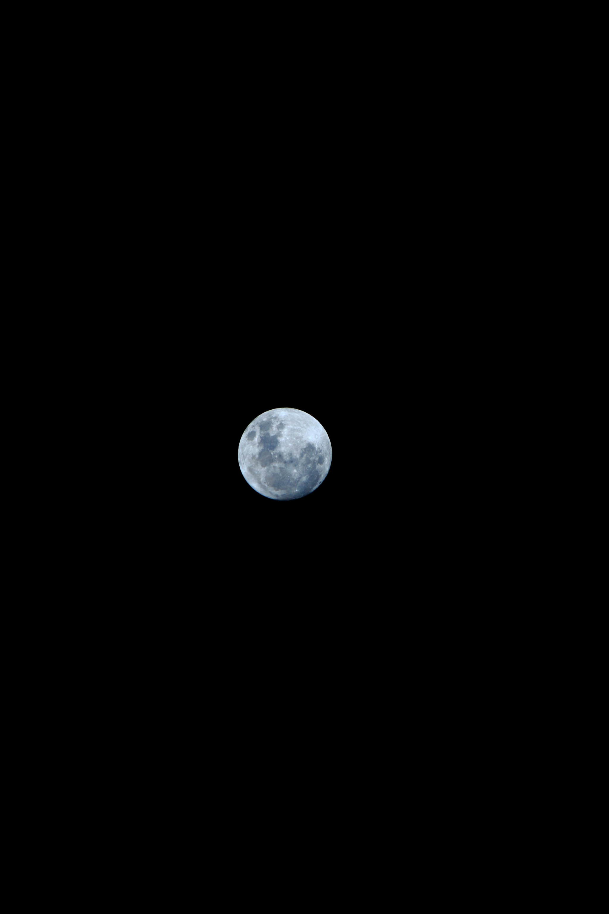 Canon EF-S 55-250mm F4-5.6 IS II sample photo. Moon photography