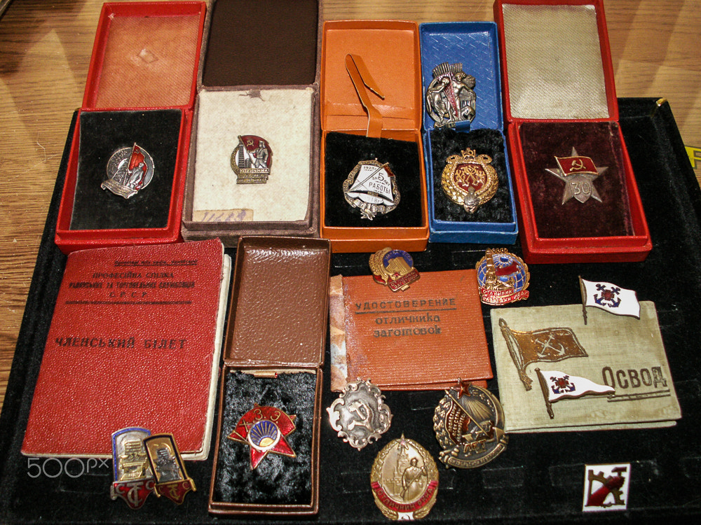 KONICA MINOLTA DiMAGE Z6 sample photo. Early soviet badges photography