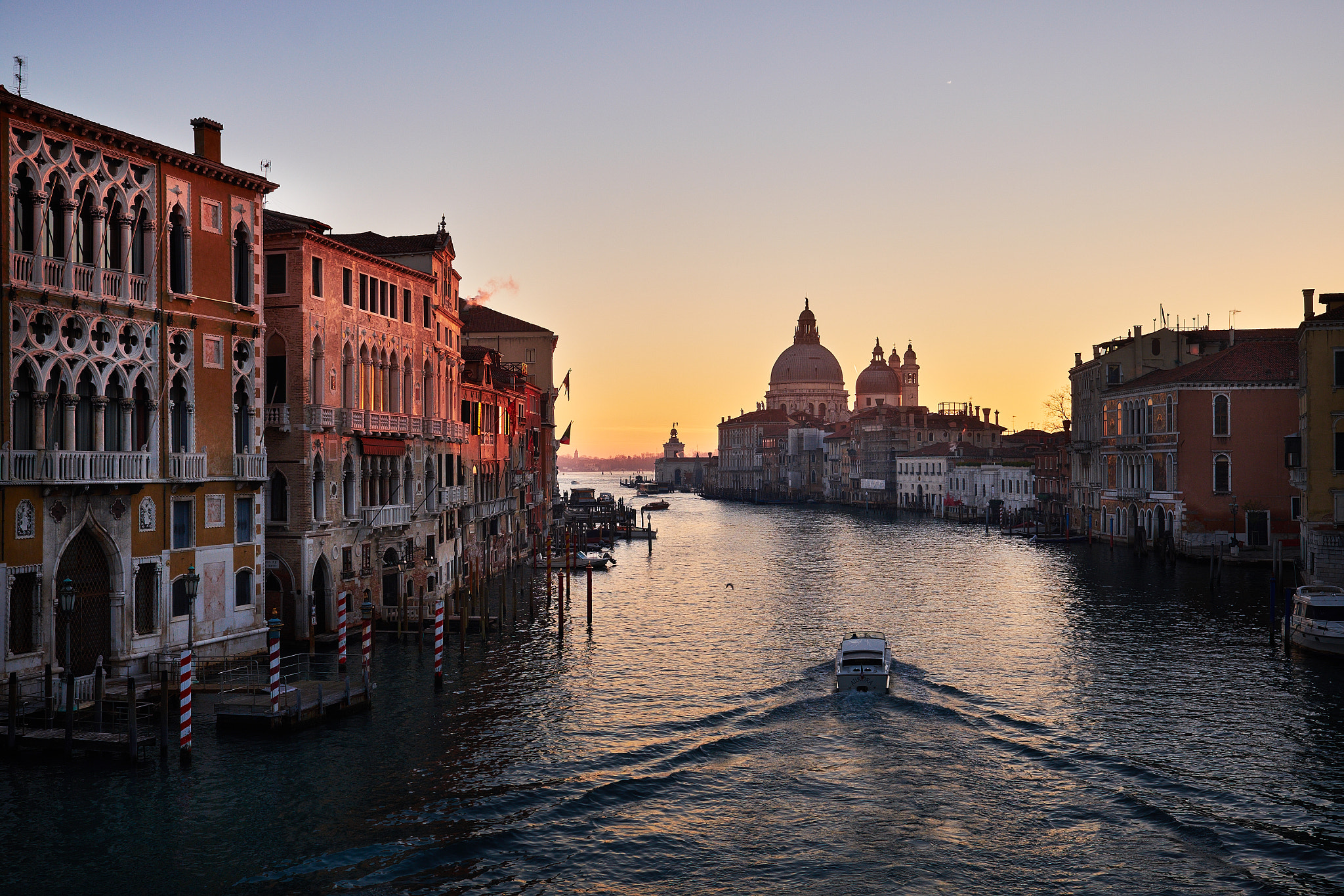 Fujifilm X-T10 + Fujifilm XF 23mm F1.4 R sample photo. Sunrise along the grand canal photography