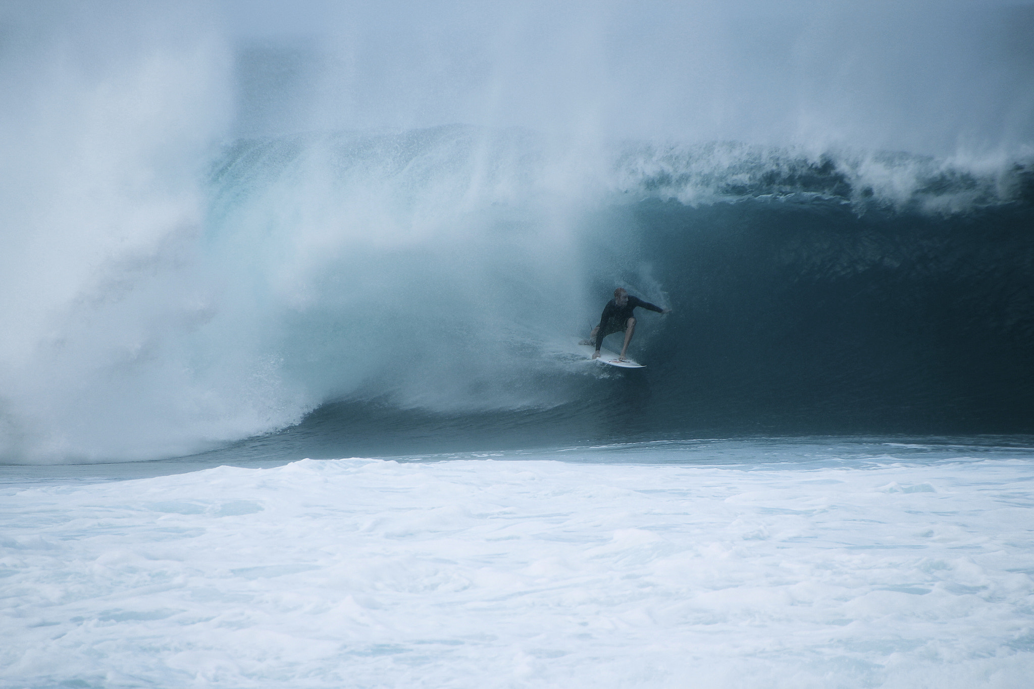 Canon EOS 700D (EOS Rebel T5i / EOS Kiss X7i) sample photo. Out of the mist  pipeline north shore oahu photography
