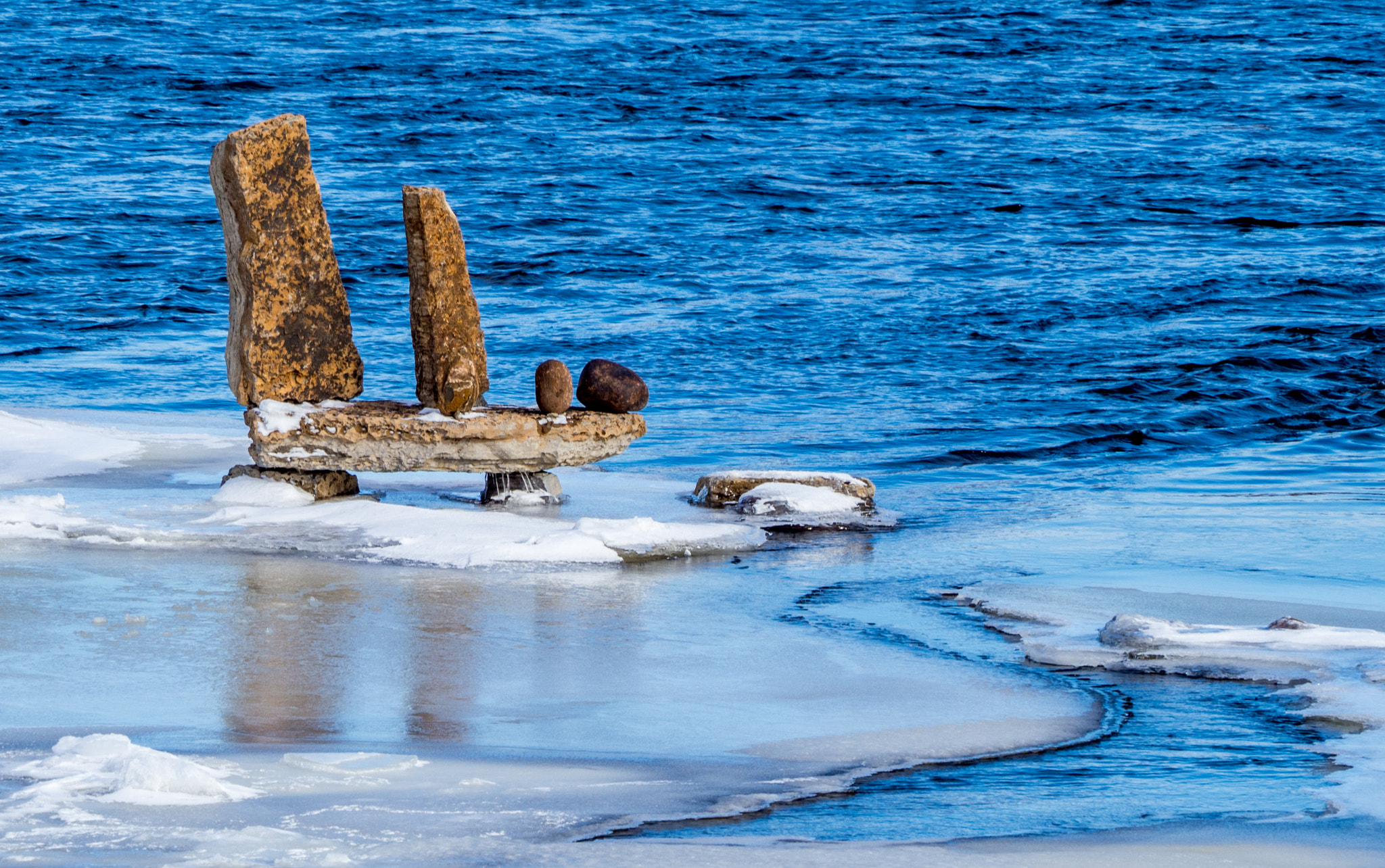 Olympus OM-D E-M1 Mark II sample photo. Rock art in frozen water photography