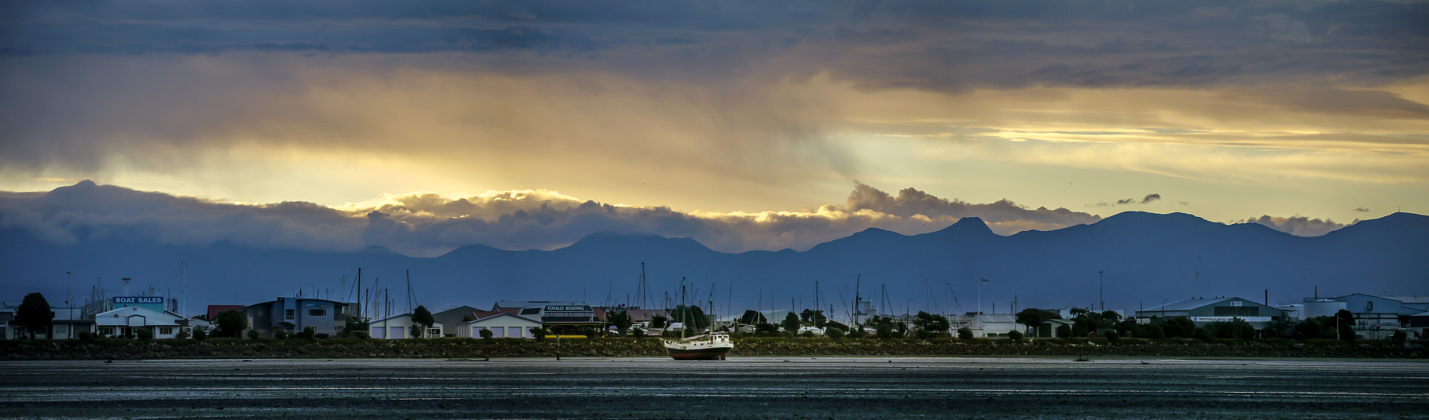 Panasonic Lumix DMC-G2 + Panasonic Lumix G Vario 45-200mm F4-5.6 OIS sample photo. Last boat photography