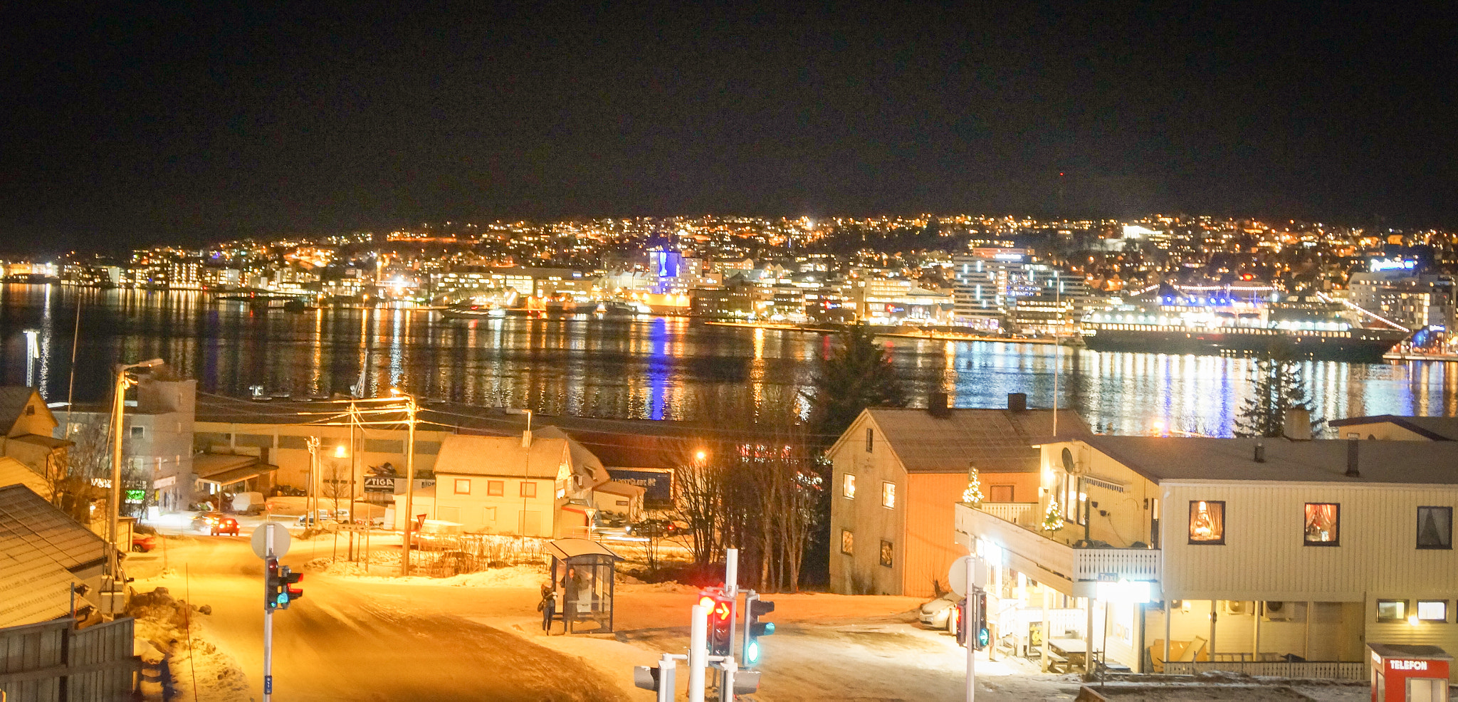 Sony Alpha NEX-5R + Sony E 18-55mm F3.5-5.6 OSS sample photo. Tromso night photography