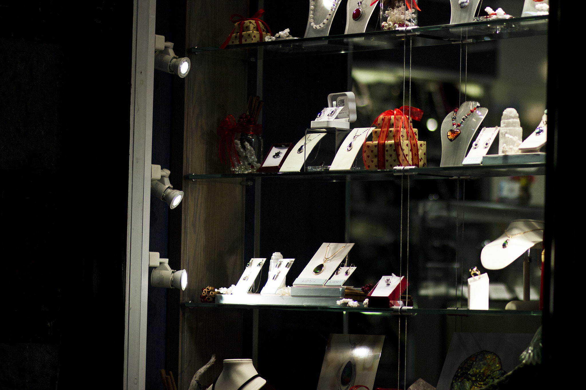 Canon EF 85mm F1.8 USM sample photo. Window shopping photography