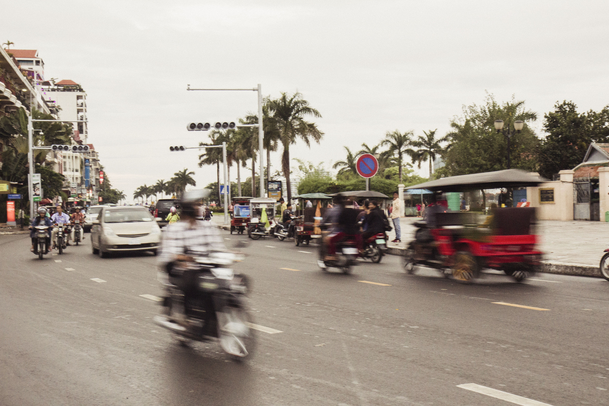 Canon EF-S 17-55mm F2.8 IS USM sample photo. Traffic photography