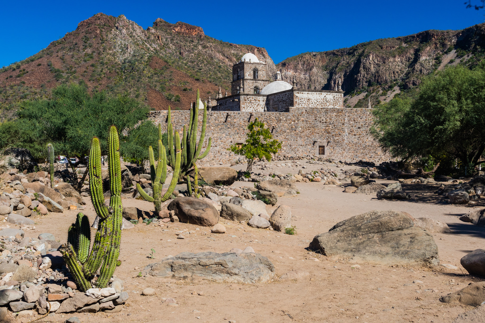 Canon EOS M3 + Canon EF 17-40mm F4L USM sample photo. Back of misión san javier, loreto mexico photography