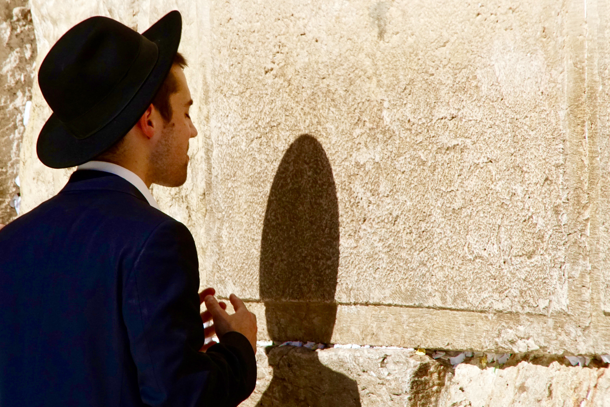 Sigma 18-250mm F3.5-6.3 DC OS HSM sample photo. Praying at the temple wall photography