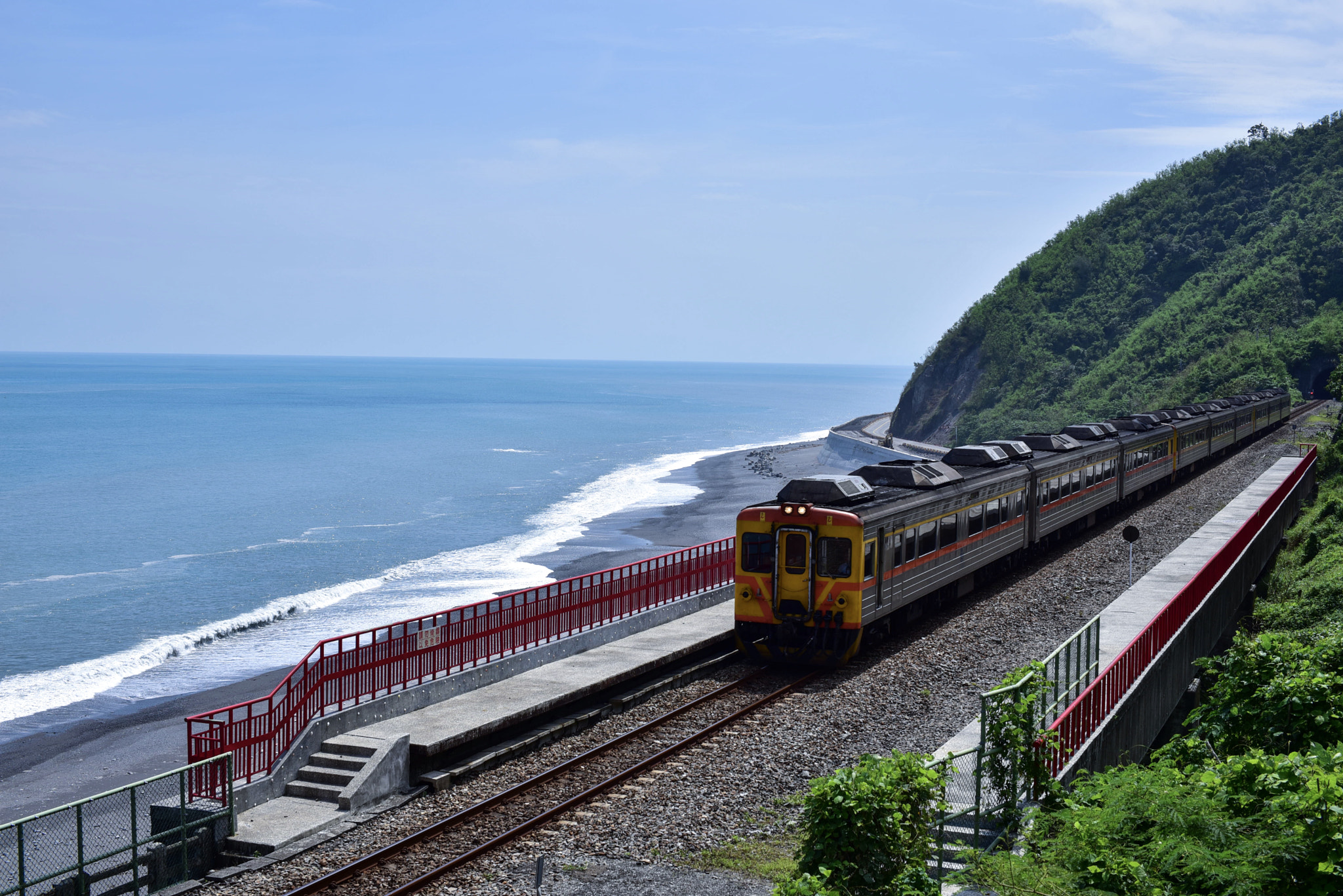 Nikon D750 + Sigma 50mm F1.4 EX DG HSM sample photo. 多良車站等來了火車 photography