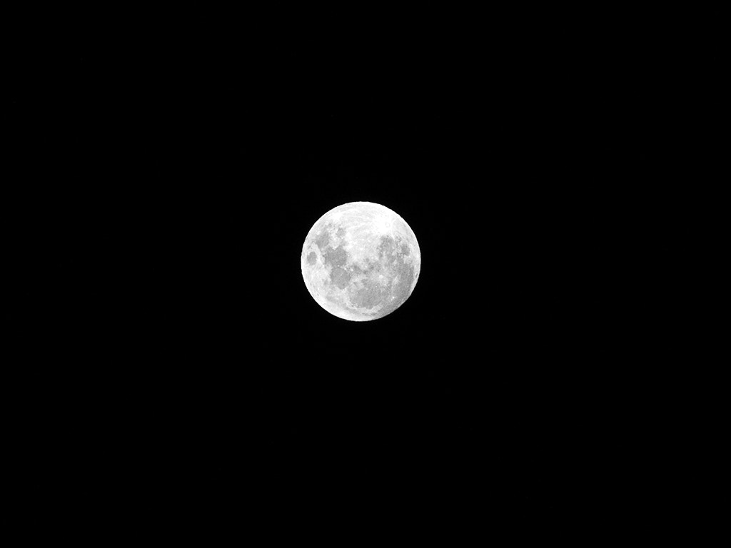 Nikon AF-S Micro-Nikkor 105mm F2.8G IF-ED VR sample photo. Moonlight photography
