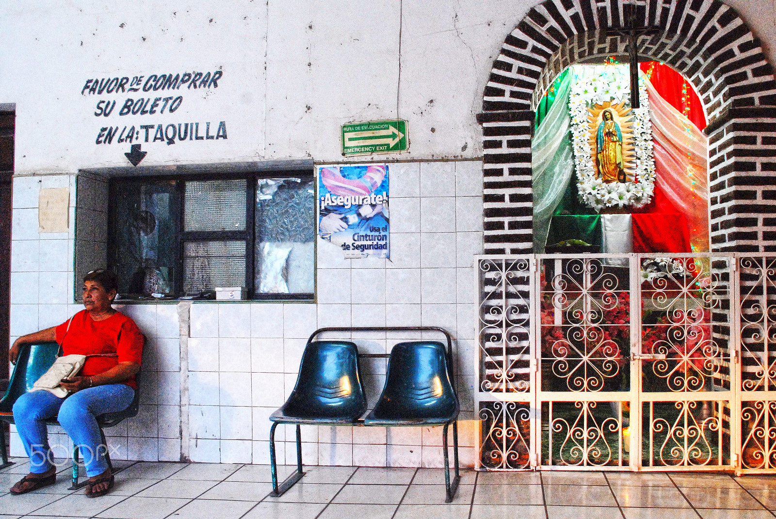Nikon D200 sample photo. Mexican bus stop photography