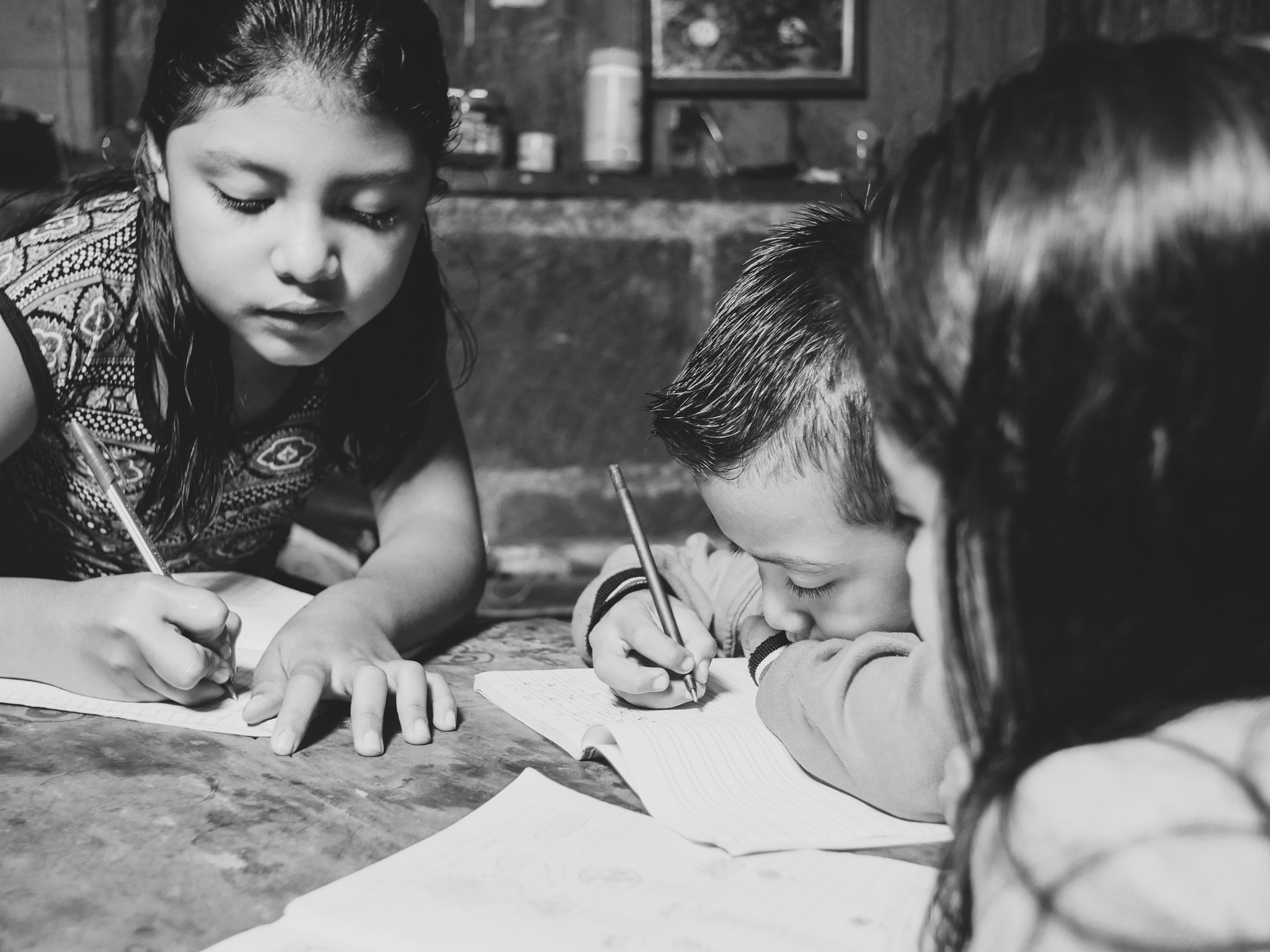 Panasonic Lumix DMC-GH4 + Canon EF 17-40mm F4L USM sample photo. Niños estudiando photography