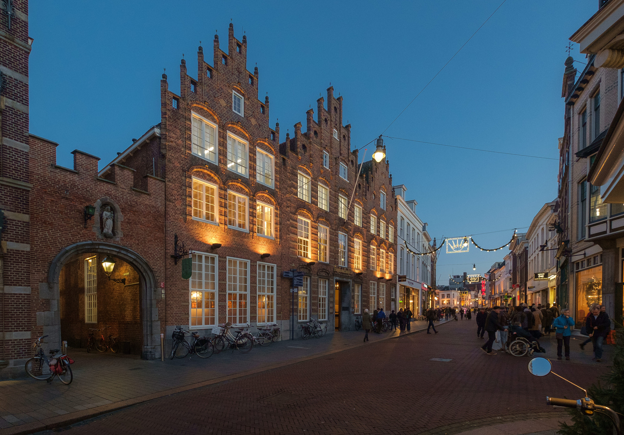 Fujifilm X-Pro1 + Fujifilm XF 10-24mm F4 R OIS sample photo. 's-hertogenbosch - van lanschot bank photography