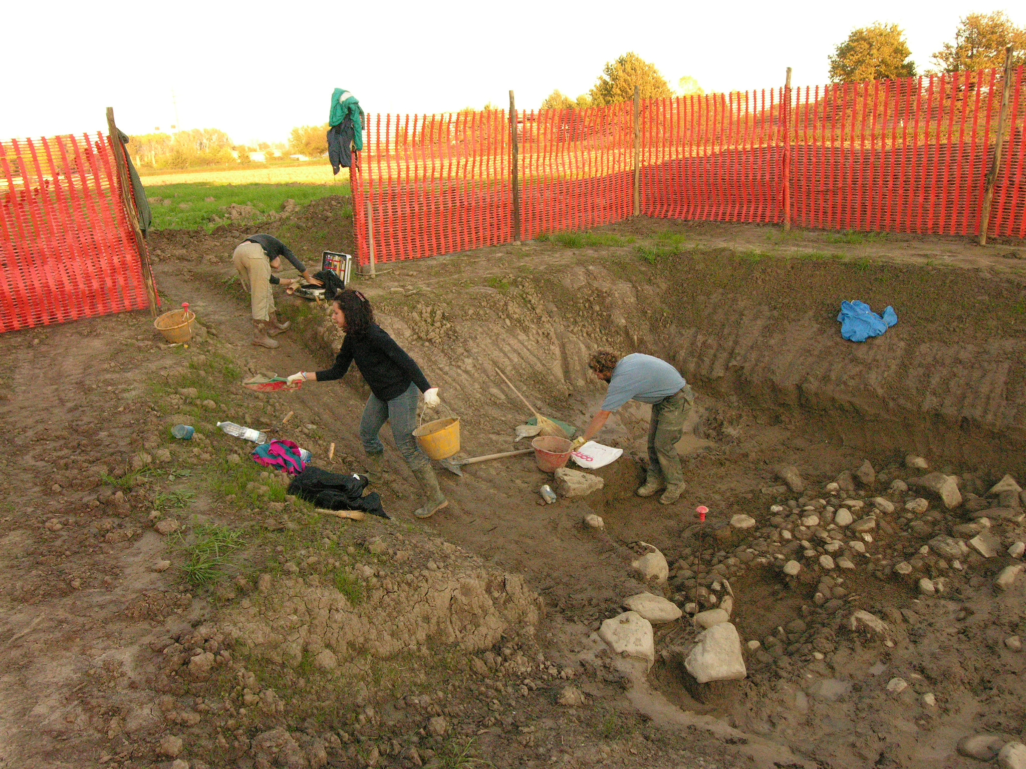 Nikon E8400 sample photo. Archeologhe & archeologi in movimento. piana di lucca, autunno 2005 photography