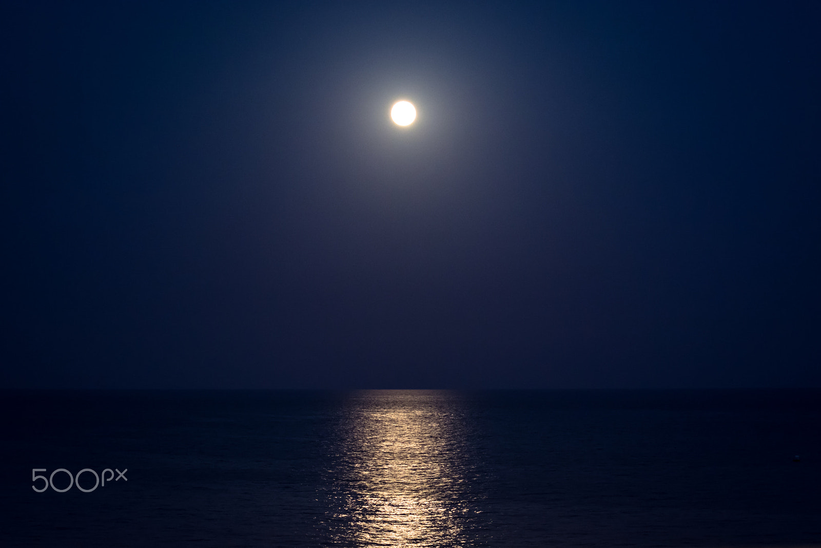 Nikon AF-S Nikkor 70-200mm F4G ED VR sample photo. Full moon over the sea i photography
