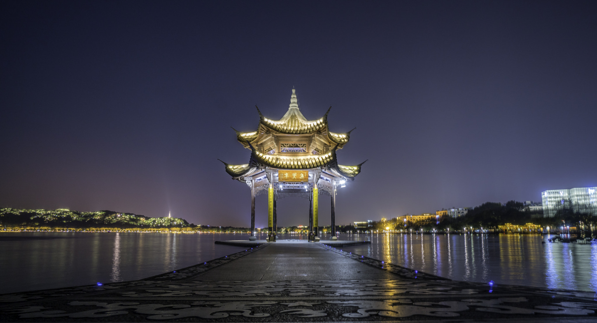 Sony a6300 + Sony E 10-18mm F4 OSS sample photo. Hangzhou westlake at night photography