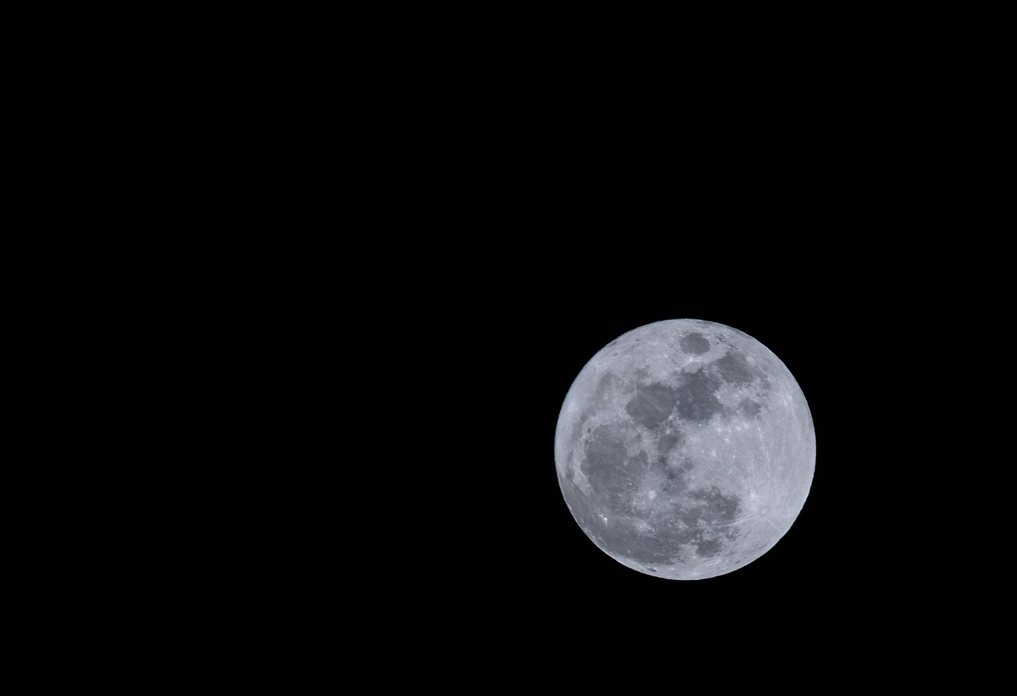 Sony a7R II + Sony 70-400mm F4-5.6 G SSM sample photo. Moon photography