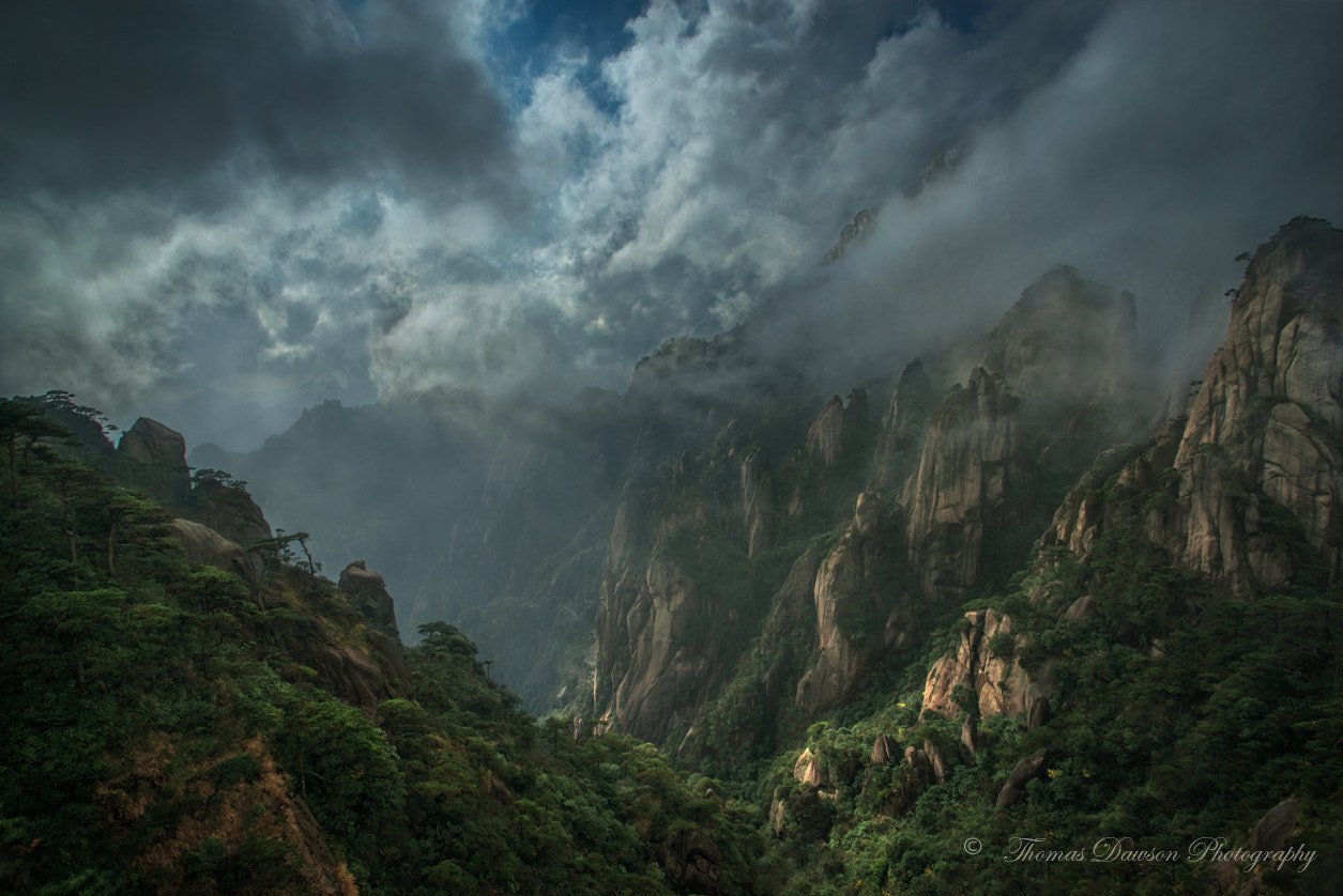 Sony a7R + Canon EF 17-40mm F4L USM sample photo. Sanqing mist photography