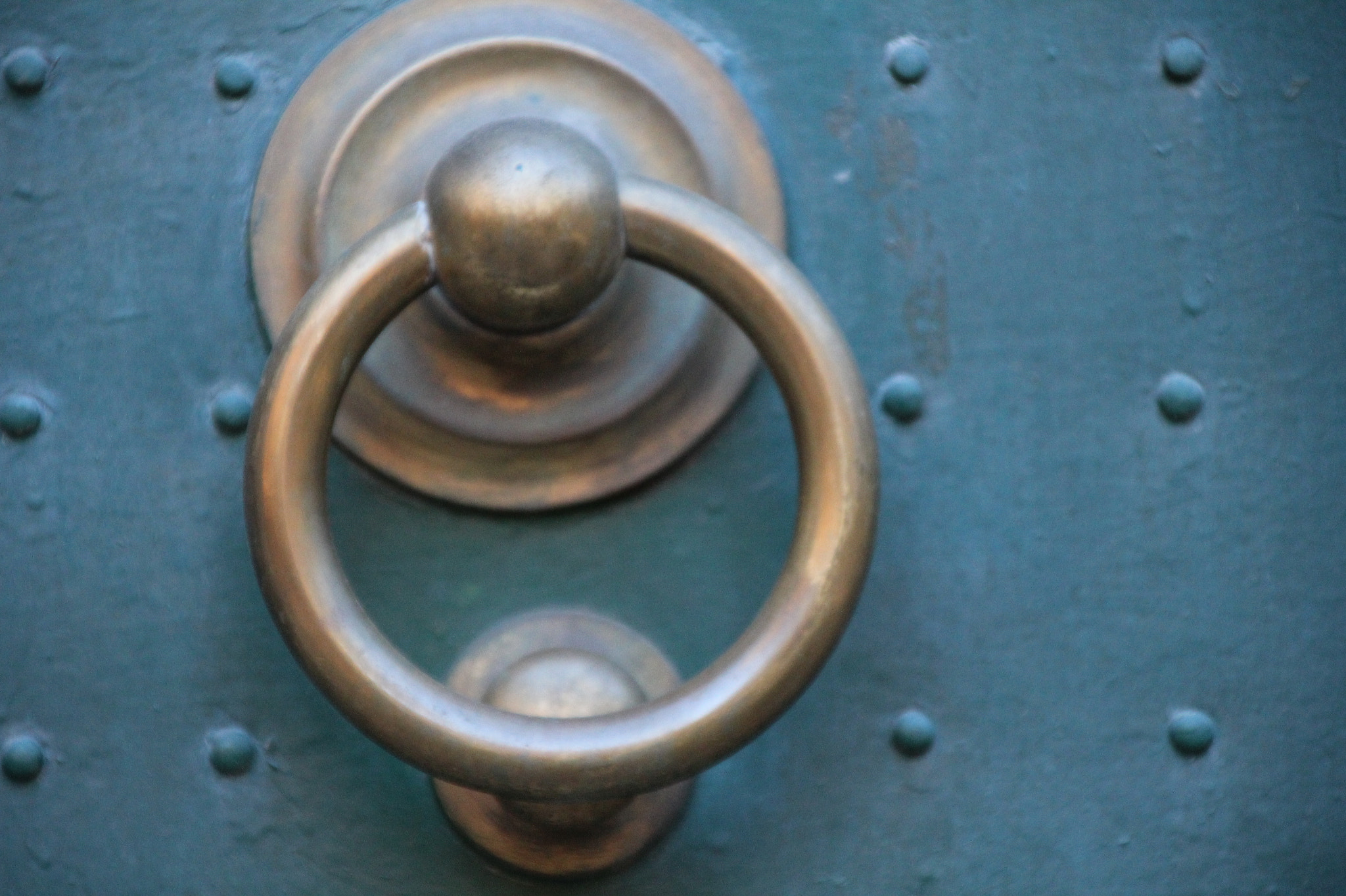Canon EOS 1200D (EOS Rebel T5 / EOS Kiss X70 / EOS Hi) + Canon TS-E 90mm F2.8 Tilt-Shift sample photo. Door handle photography