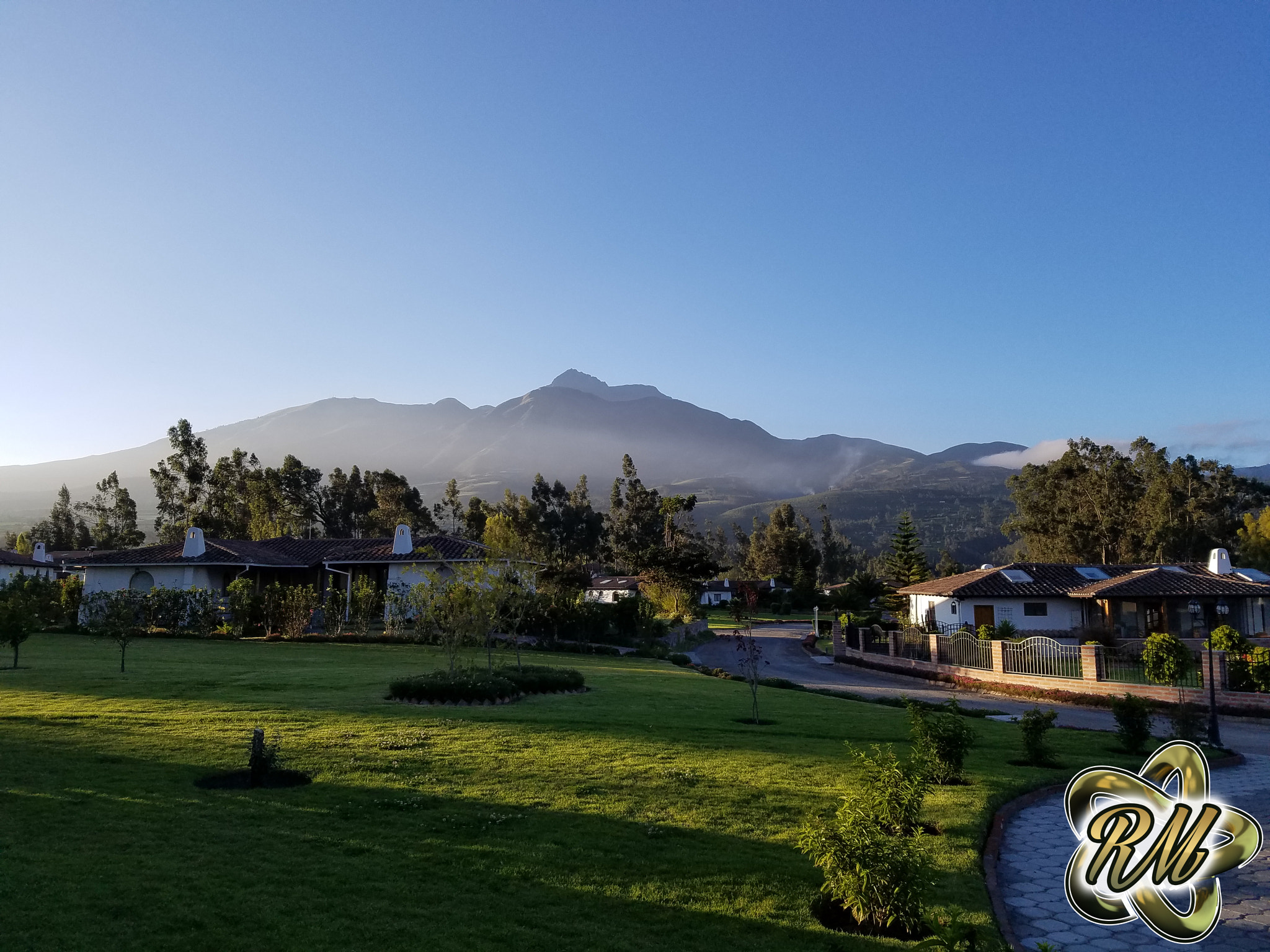 Samsung Galaxy S7 Edge + Samsung Galaxy S7 Edge Rear Camera sample photo. Distant lady photography