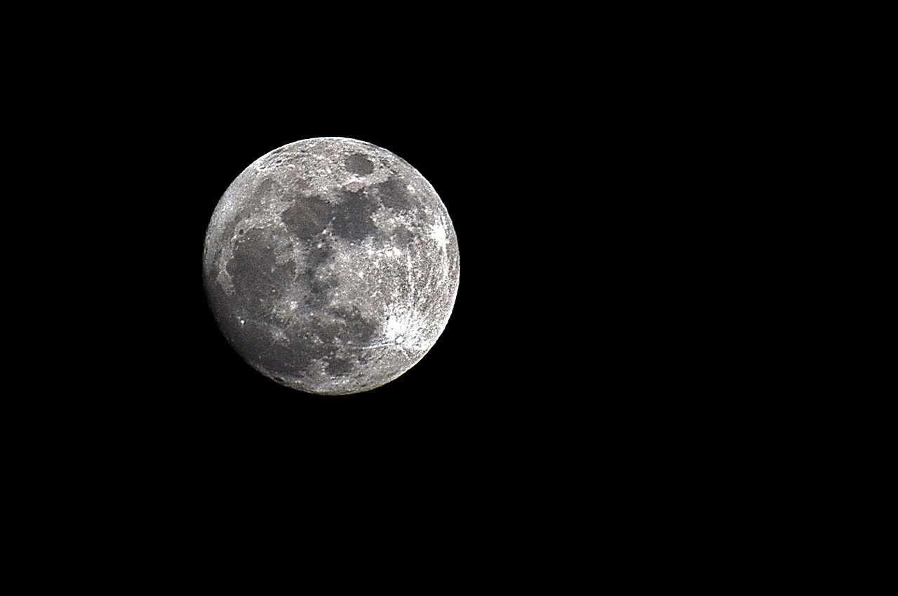 Nikon D80 + Sigma 70-300mm F4-5.6 APO DG Macro sample photo. My moon photography