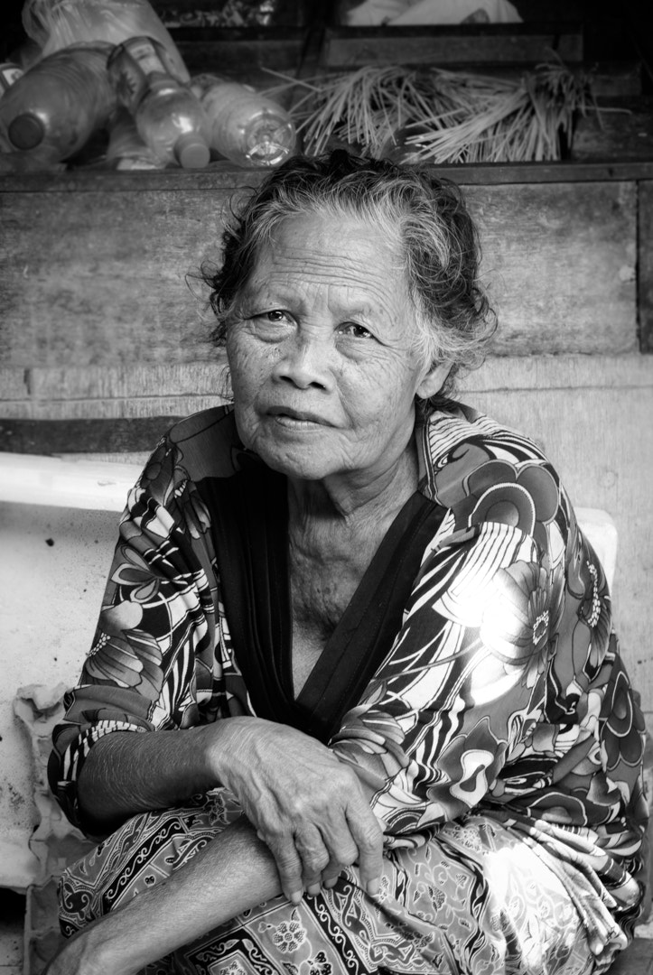 Nikon 1 Nikkor VR 30-110mm F3.8-5.6 sample photo. Sideman market trader photography