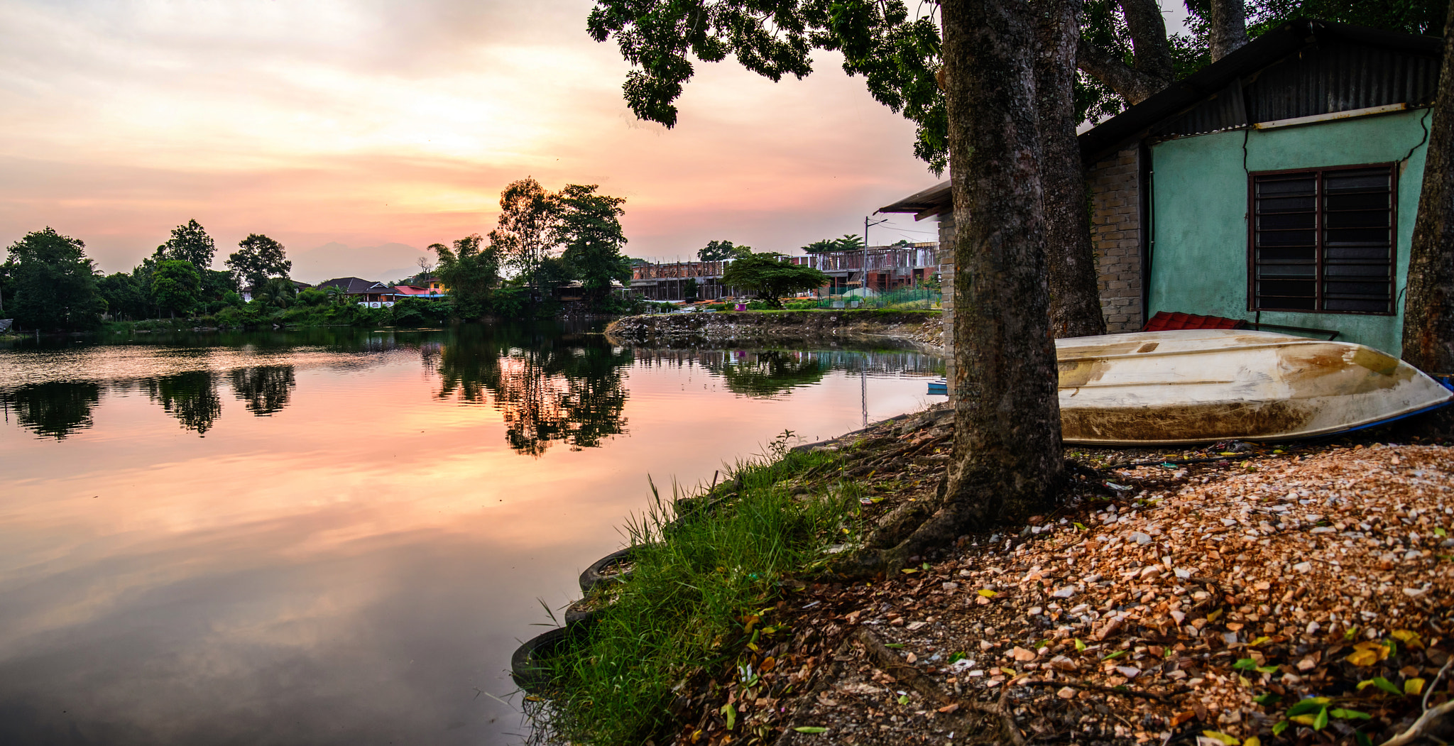 AF Zoom-Nikkor 28-80mm f/3.3-5.6G sample photo. Tasik temiang in the morning photography