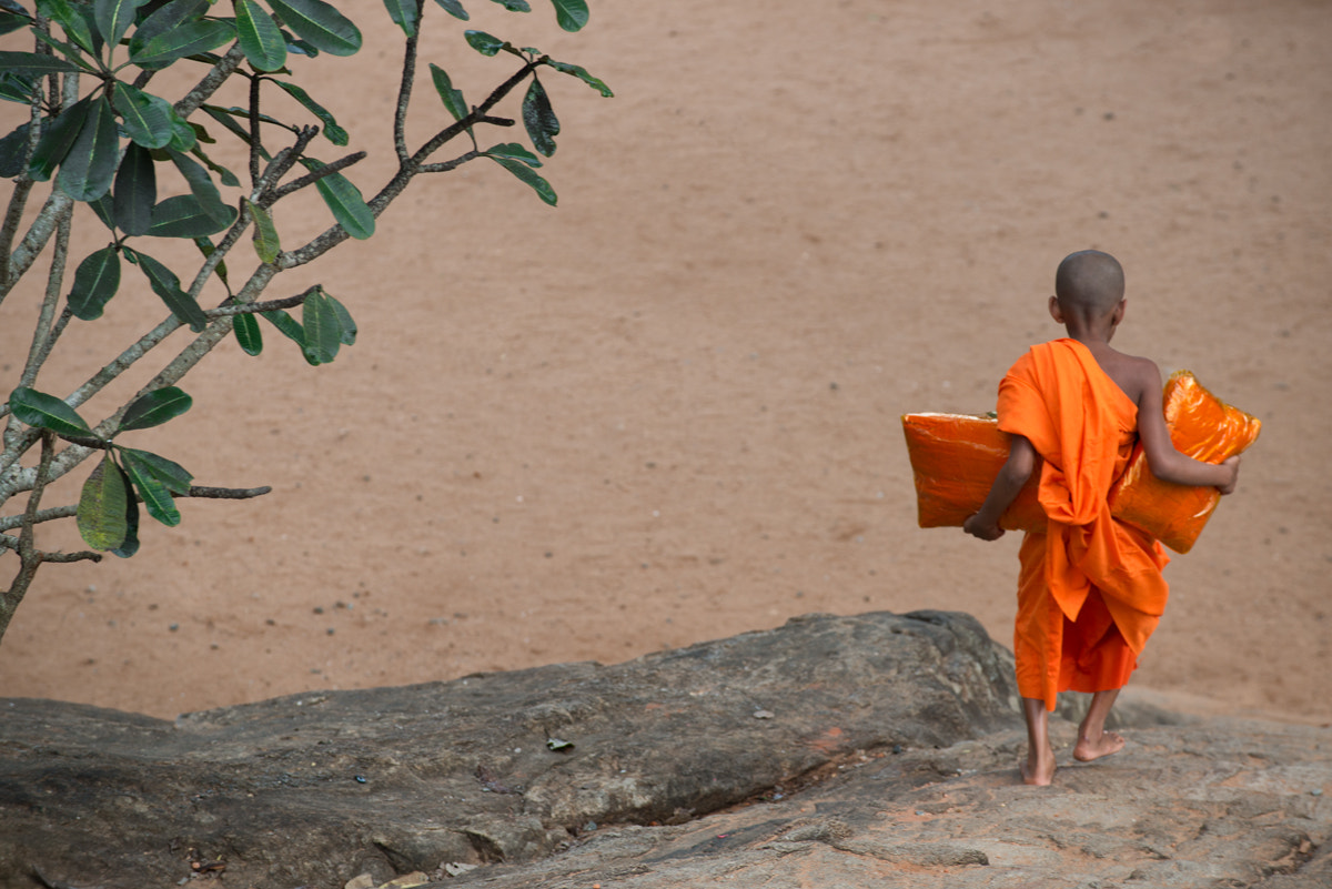 AF-S Zoom-Nikkor 80-200mm f/2.8D IF-ED sample photo. Orange robe photography