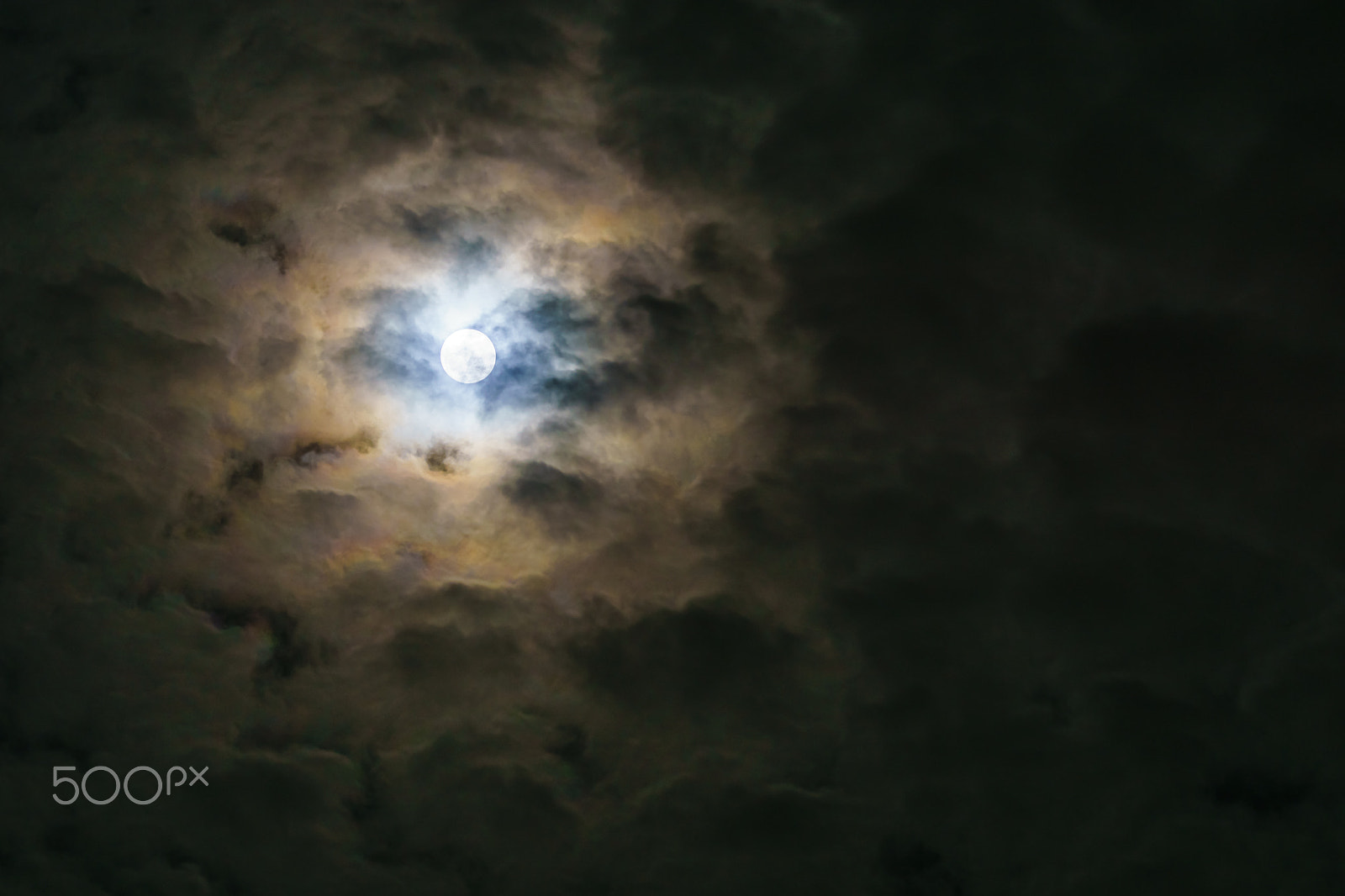 70-200mm F2.8 G SSM OSS II sample photo. Dramatic full moon on a cloudy night. photography