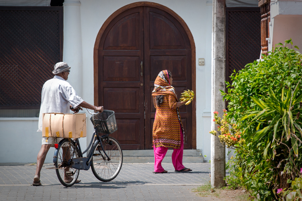 AF-S Zoom-Nikkor 80-200mm f/2.8D IF-ED sample photo. Street scene galle fort photography