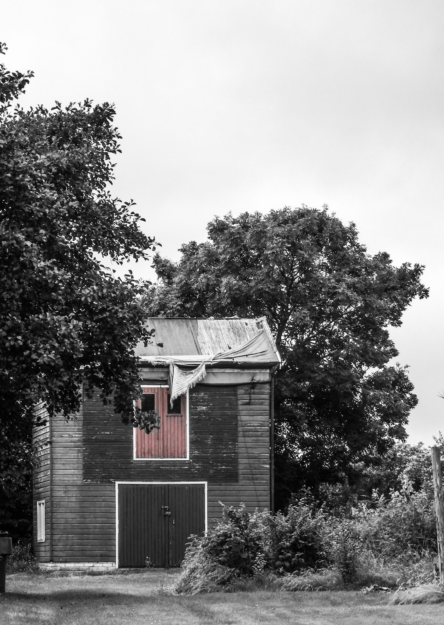 Olympus SZ-31MR sample photo. Old barn with the red blinds photography