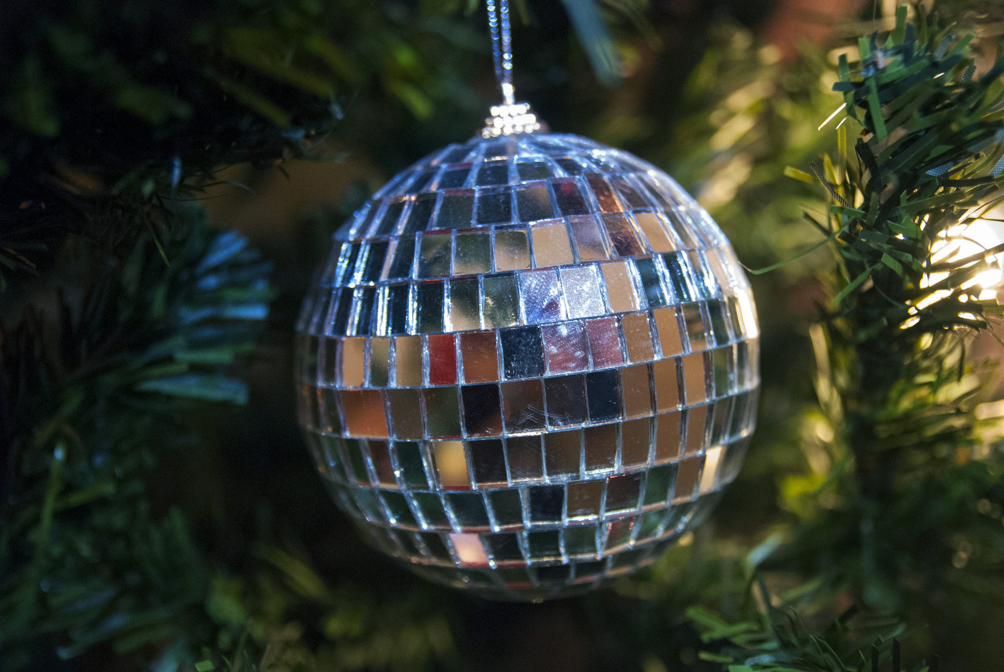 Nikon D40X + Sigma 18-50mm F2.8 EX DC Macro sample photo. Christmas-tree decorations - disko ball photography